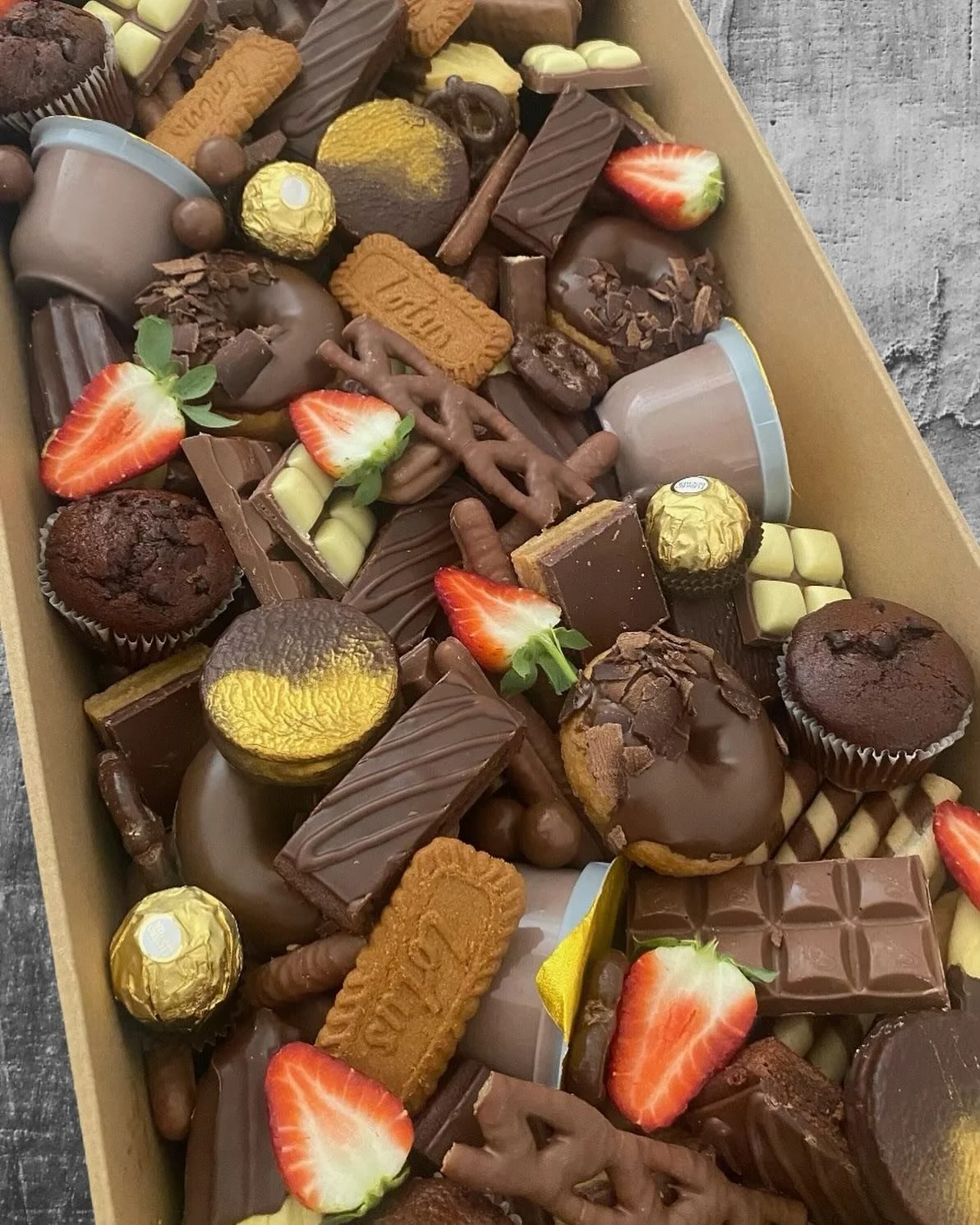 Happy birthday to a special lady enjoy your chocolate grazing box from your loved ones. 🍫🍩 

#chocolatelovers #chocolate #chocolatemuffin #chocolateblock #chocolategrazebox #chocolatedonut #giftideas #graze #delicious #foodart #chocoholic #sweets #