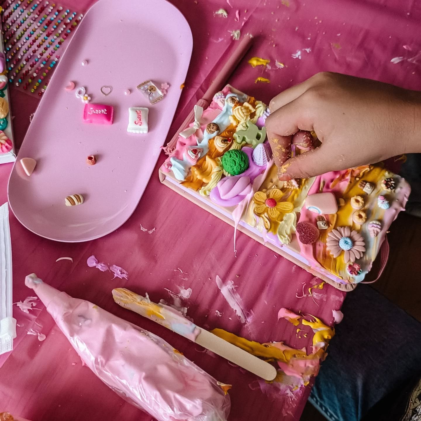 Our Cream Glue workshop is a clear favourite this term! Week One is sold out but we have one spot left on Wednesday the 16th. Who's going to claim it? 
.
.
.
#creamglue #decoden #byronbay #schoolholidayfun #creamglueart #minimakers #creativekids