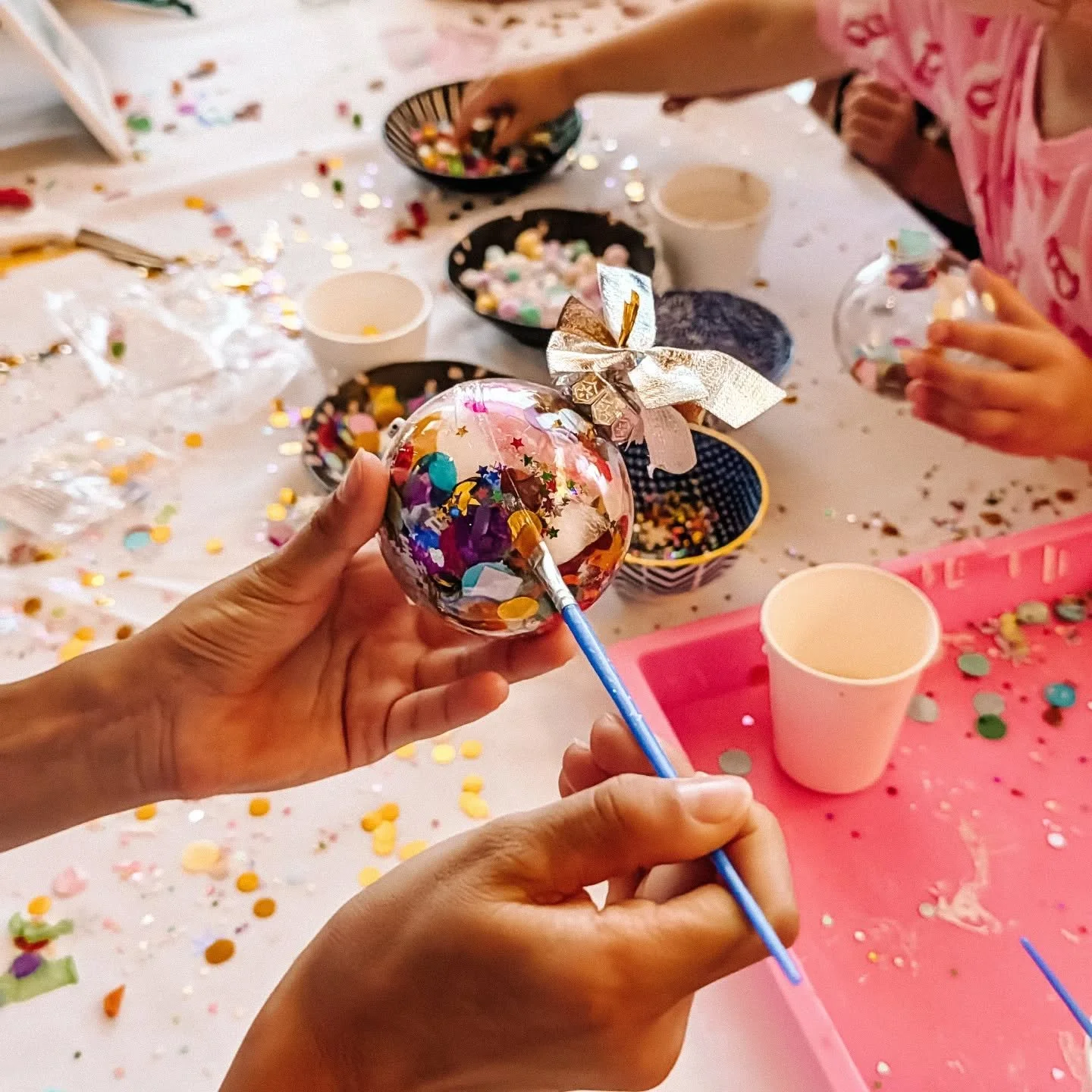 Our bauble making workshop at @saltbar_kingscliff was such a hit. We set up stations for each step to try and keep the chaos mostly under control&hellip; keyword mostly.

Sixty baubles were made in just over an hour. Not going to lie, there was a ful