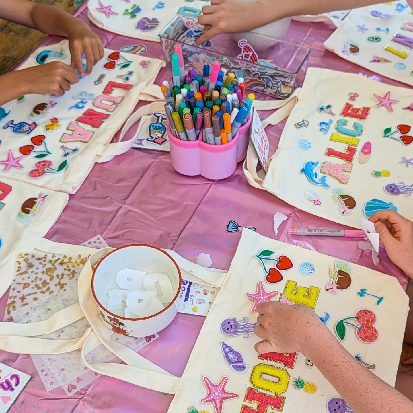 NEW CLASS: Summer Beach Bags! ☀️☀️☀️

We reimagined our patches class to fit our summer vibes theme for this holidays and I'm obsessed with how these beach bags came out. Obviously the girls had the best time putting together their bags, making beade