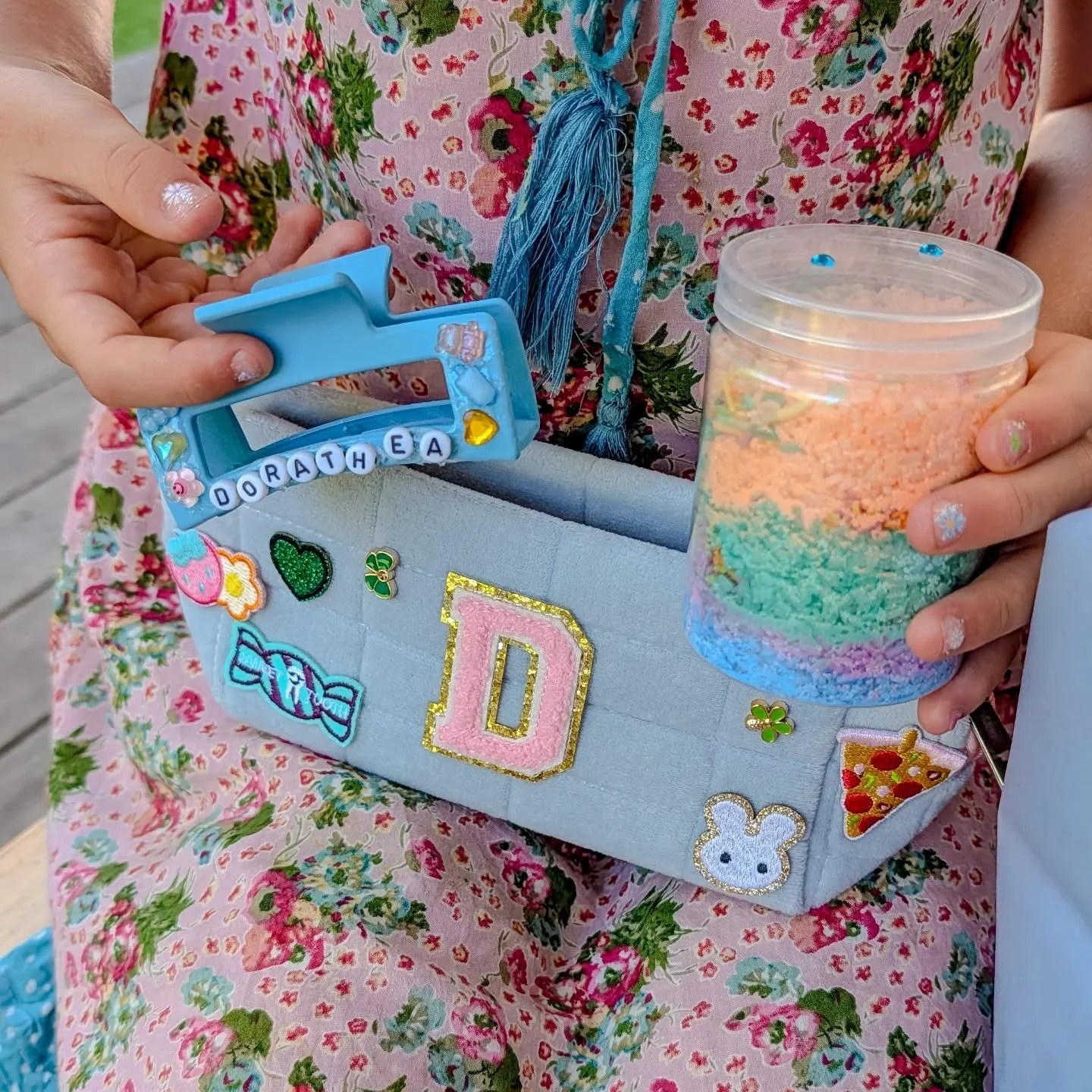 SPA DAY! Send them to us for a pamper day. We guarantee they will have the best time &amp; you don't have to clean up any of the mess. 
ONLY ONE SPOT LEFT 💆🏼&zwj;♀️
.
.
.
#spaday #byronbay #kidsworkshops #schoolholidays #craftykids