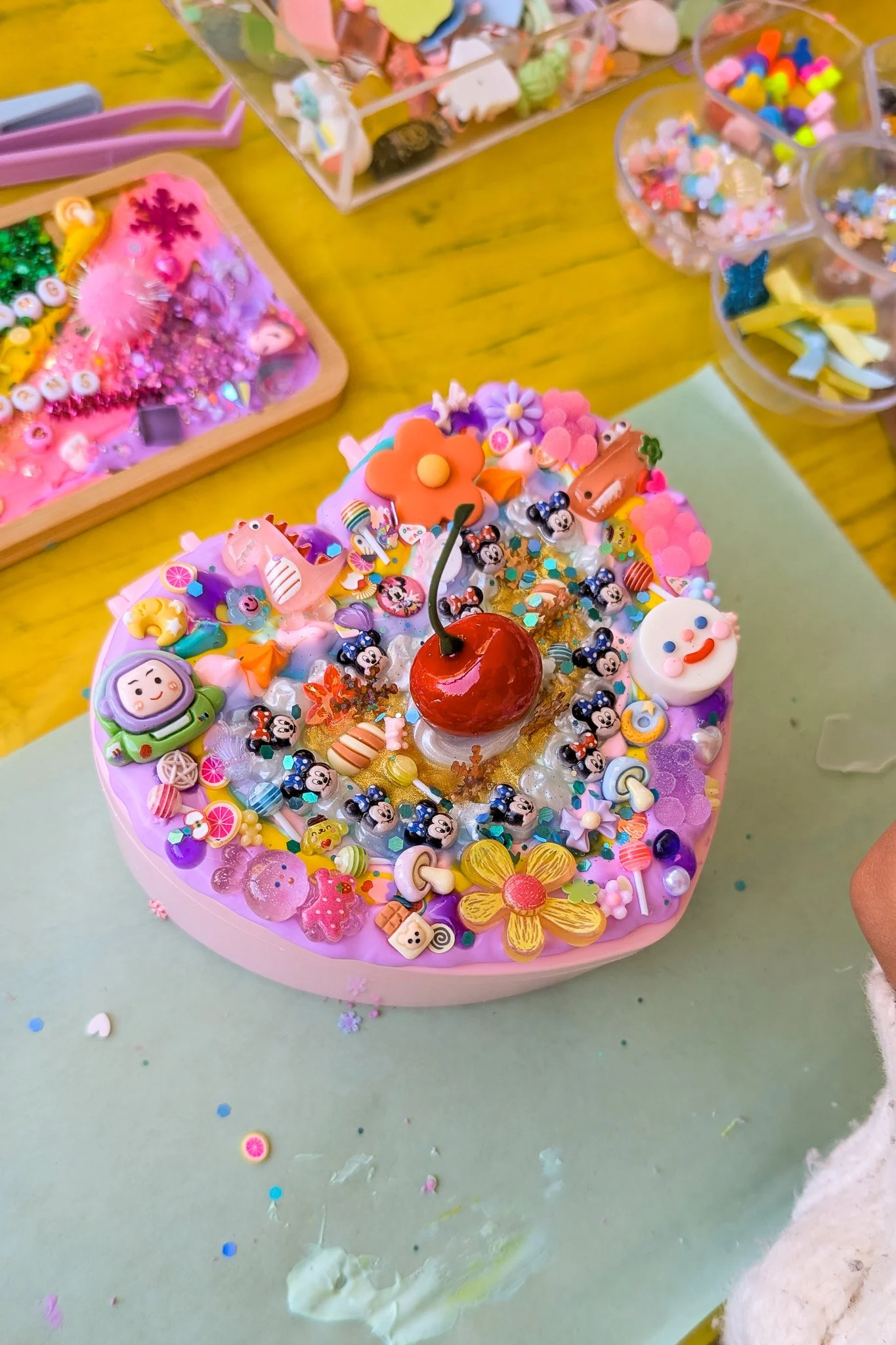 Cream Glue Art Hosted Kids Party