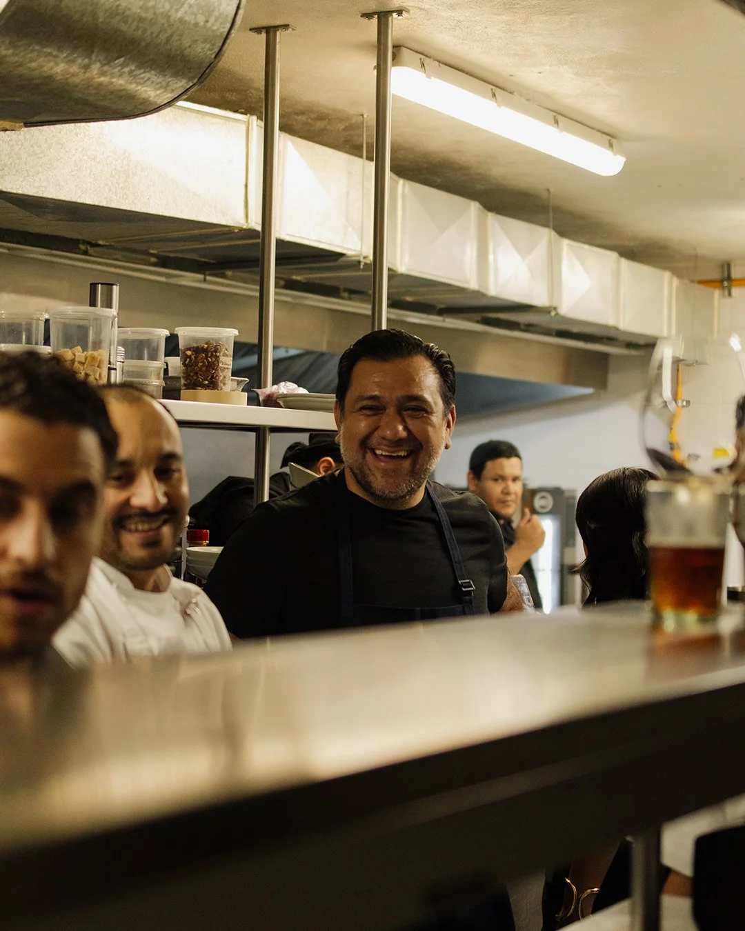 Recordemos el ritmo de la cocina es orden y caos en equilibrio.

Calle 52 #450C, Corredor Gastron&oacute;mico 47.