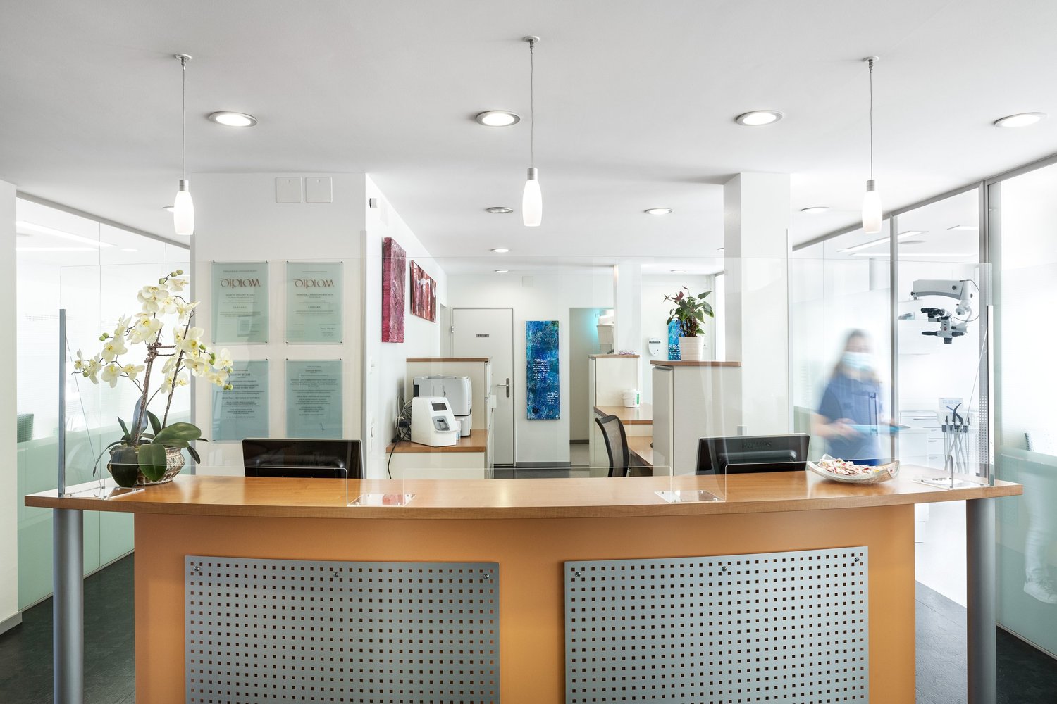 Arbeitsplatz in der Zahnarztpraxis zur alten Waage an der Hauptstrasse 1 in Binningen bei Basel