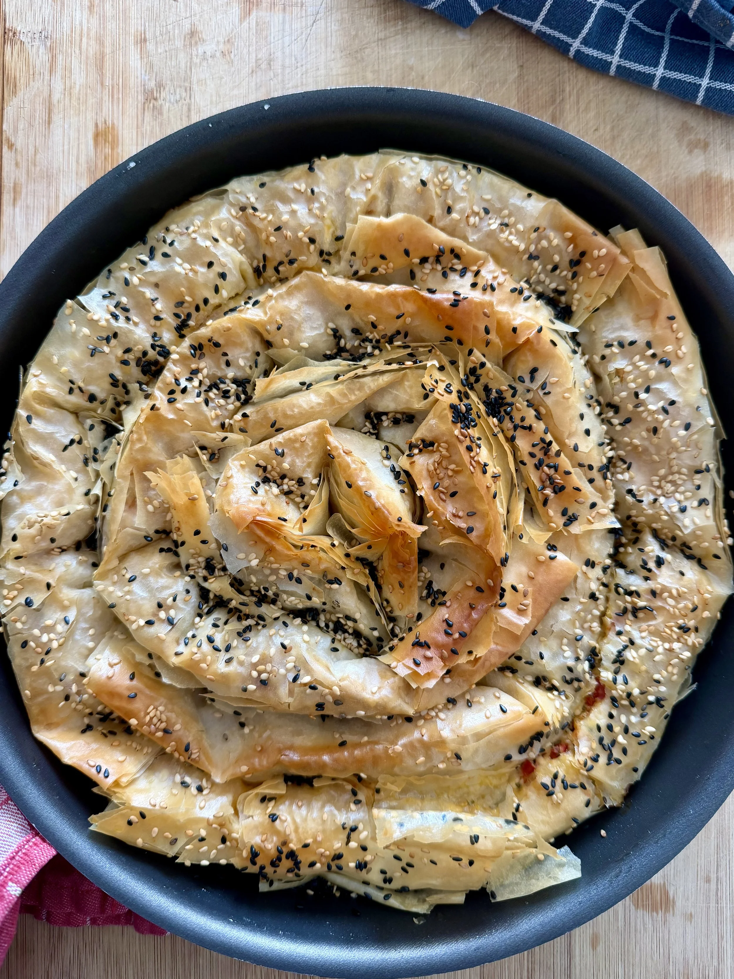 Arrollado de masa filo, pimientos y feta + reel