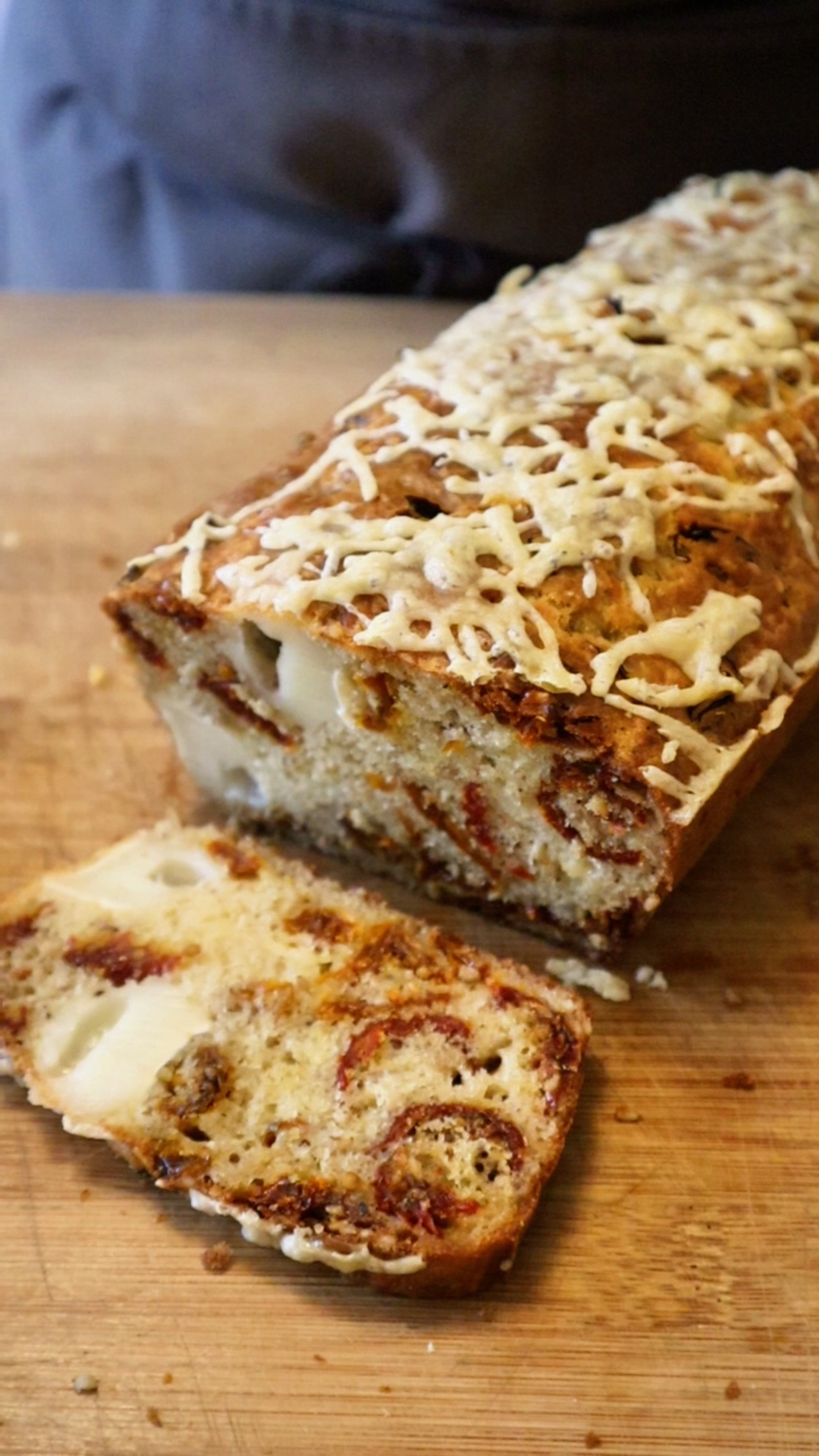Panqué salado de tomates deshidratados y queso de cabra + reel