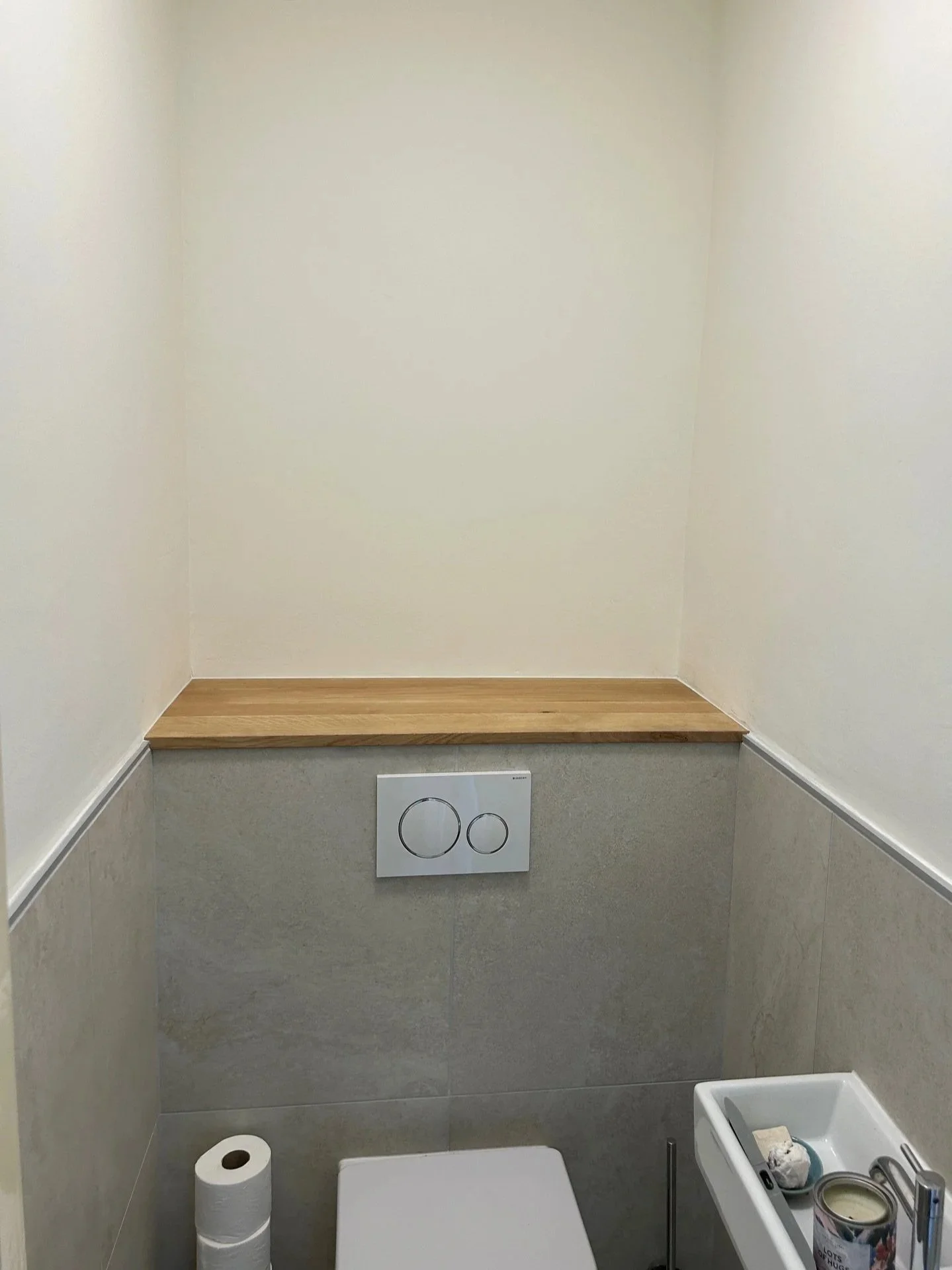 Eiken plank bovenop een wc