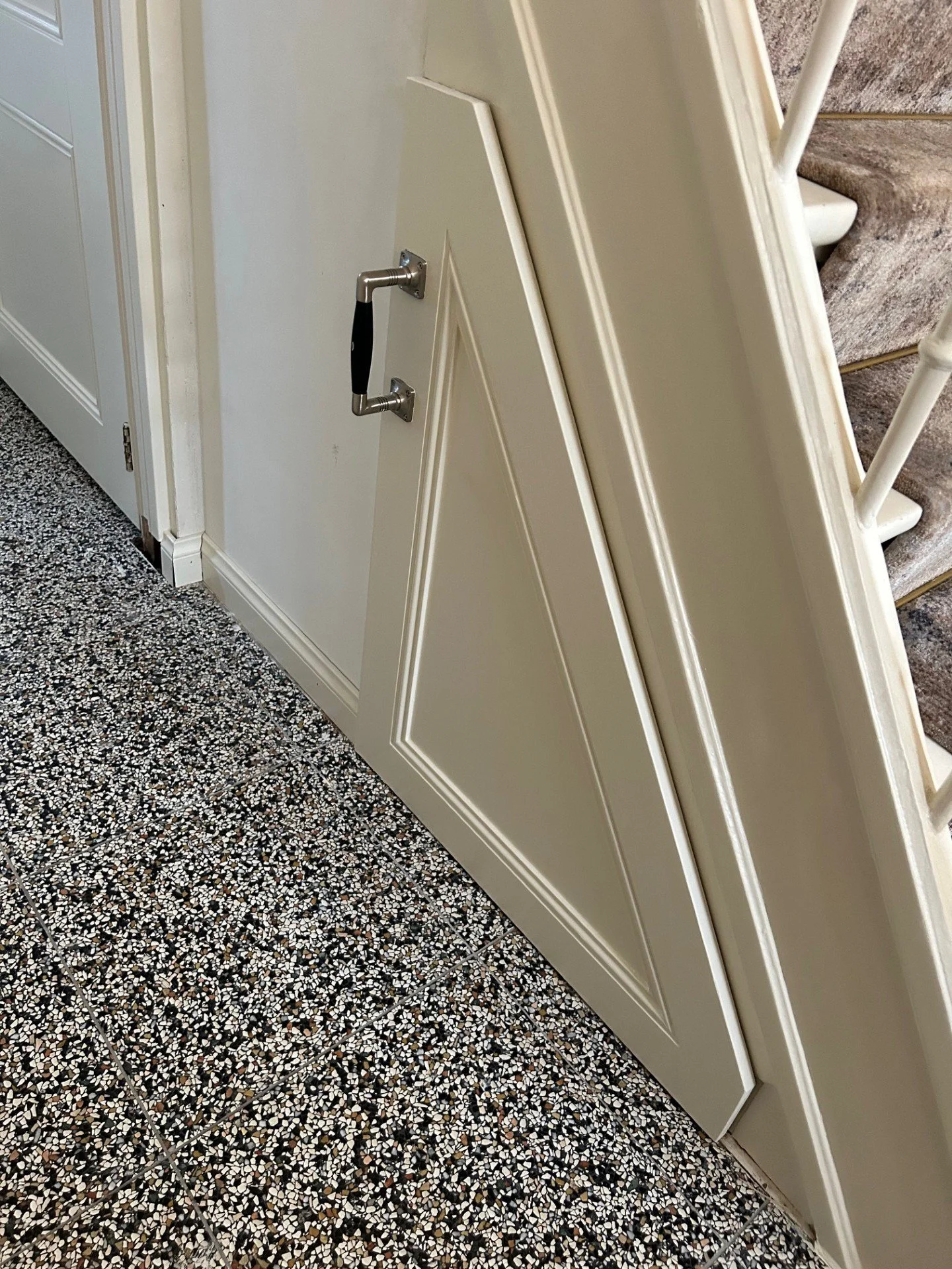 Schoenenlade onder de trap