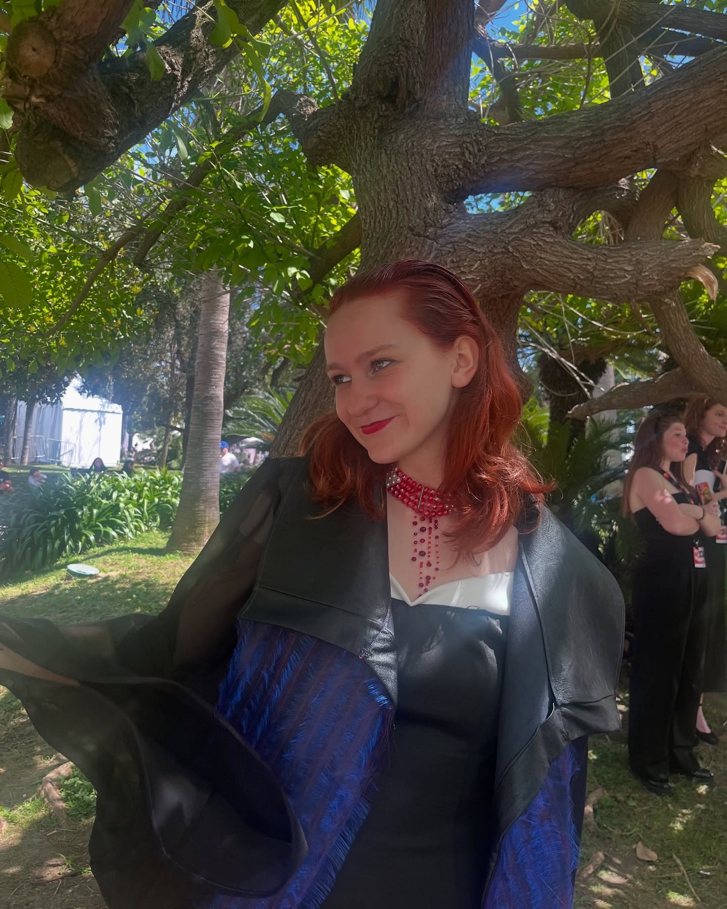 Quelques éclats volés de Cannes 2025.
Ma veste-corbeau cousue par l’âme de @manonlecussan,
le rouge du tapis sous mes pas fébriles,
et mon tout premier article en tant que critique cinéma.
Une première f