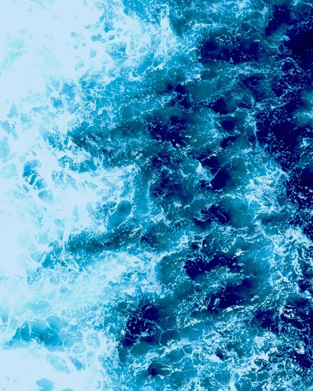 Je ne cherche plus à comprendre
Le silence s’est fait refuge.
L’eau caresse sans promettre,
Comme un souffle éteint sur ma peau.
Elle sait que je suis déjà partie,
Morte aux lieux et aux regards,
Errante dans l