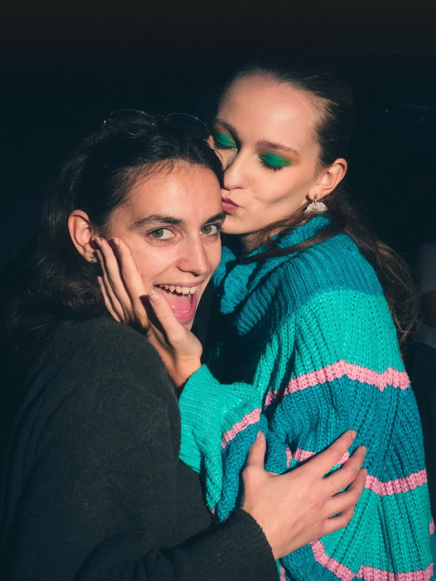 Celle qui reste.
R&eacute;alis&eacute; par @leaannamachado avec le @collectif_sentinelles 

Souvenirs de tournage de deux amoureuses le temps de 2 jours.

@lilicourcelles @amelineauxmainsdargent 

Assistant r&eacute;alisatrice Nathanael Robin
Scripte