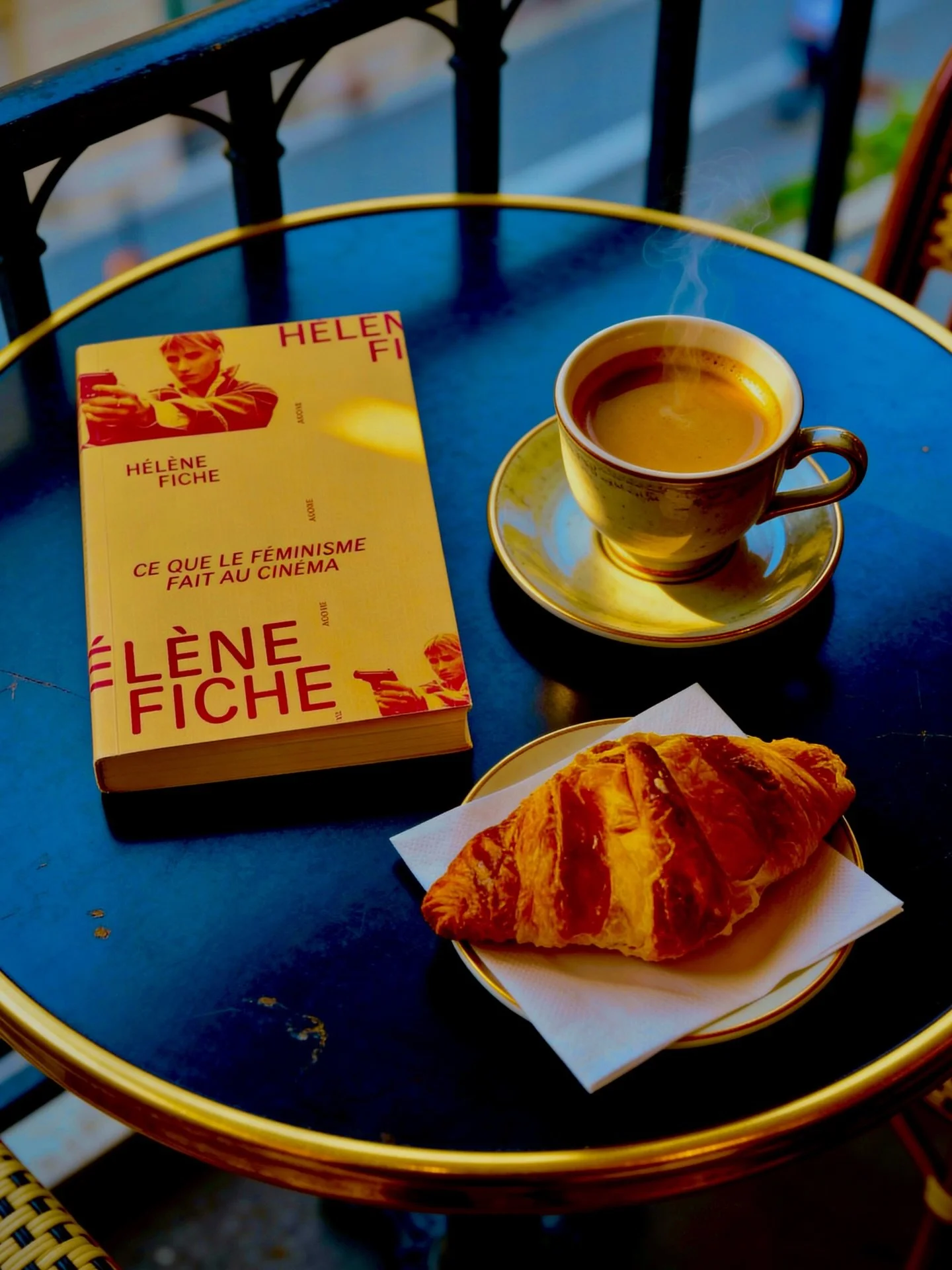 On m&rsquo;a appris &agrave; regarder.
J&rsquo;ai appris &agrave; d&eacute;sob&eacute;ir.
Le cin&eacute;ma commence l&agrave;.
Il n&rsquo;est pas neutre.
Et moi non plus.