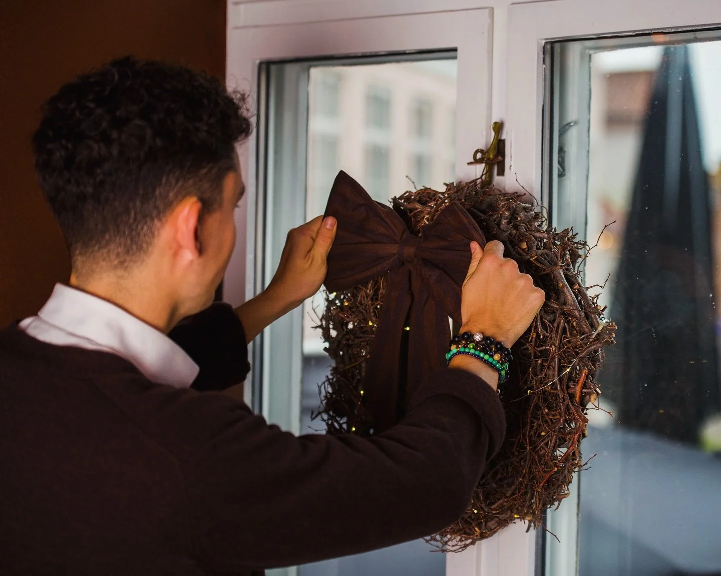 Julen er flyttet ind p&aring; Nytorv11 🌲

Julen er officielt flyttet ind, og hele huset emmer af stemning, gran og gyldne detaljer ✨

Vi har pyntet op fra k&aelig;lder til kvist, og resultatet er blevet helt magisk, hyggeligt, varmt og 100 % Nytorv1