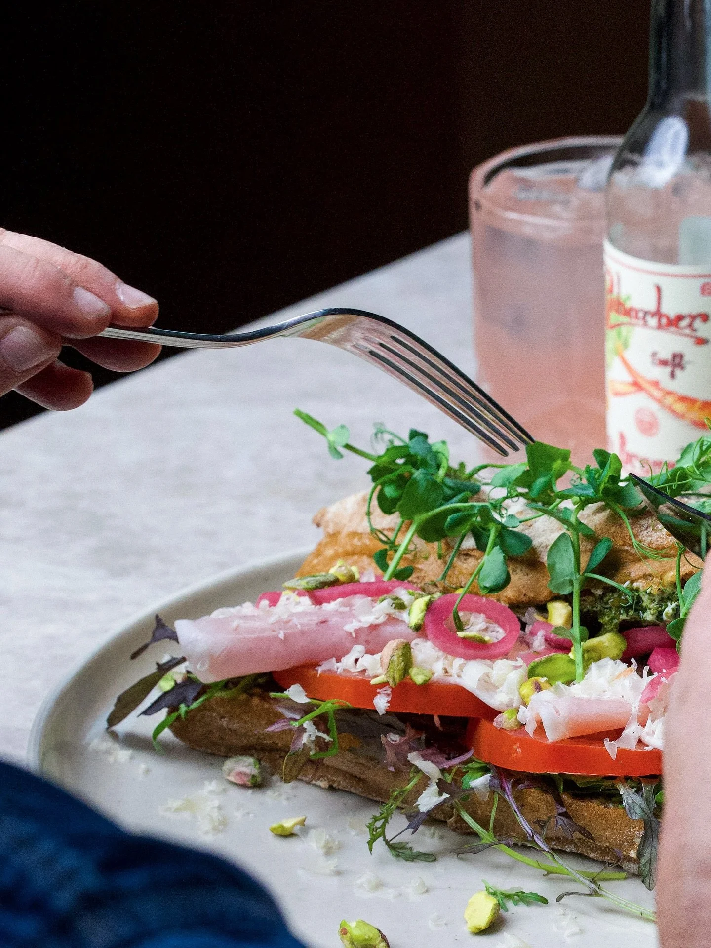 Vi har netop lanceret to l&aelig;kre nye sandwiches - perfekte til frokost 🖤

Mortadella Sandwich
Med mortadella, pesto, tomat, rucola, pistacie, syltede r&oslash;dl&oslash;g, tr&oslash;ffelmayo og Vesterhavsost.

Meatball Sandwich
Med saftige meatb