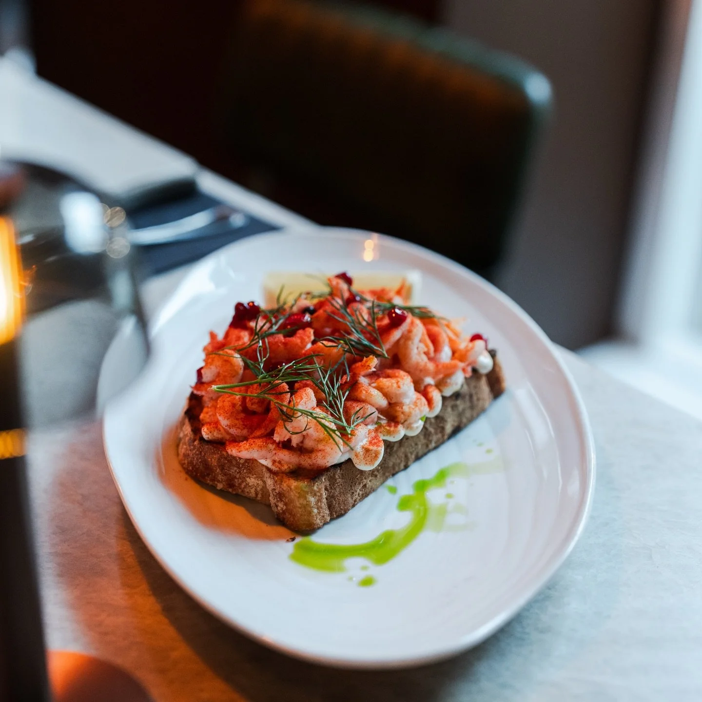 REJEMAD
H&aring;ndpillede rejer, citronmayo, 
tomatpulver, dild &amp; tytteb&aelig;r