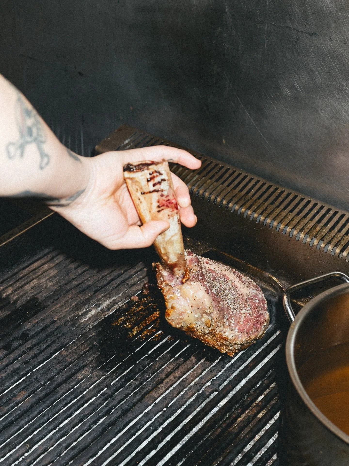 Byens l&aelig;kreste k&oslash;d hos N11 - v&aelig;lg mellem vores m&oslash;rbrad, striploin eller l&aelig;kre ribeye 🤤 #nytorv11