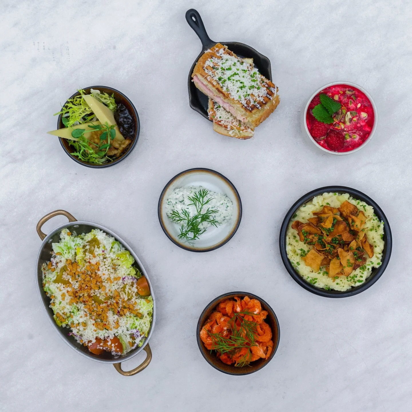 ✨ Ny menu p&aring; Nytorv ✨

Fra i morgen skifter vi menu, og der kommer flere nye retter p&aring; kortet, blandt andet vores nye Nytorv Frokostbr&aelig;t best&aring;ende af: 

&bull; Rilette af hvid fisk med gr&oslash;nt 
&bull; Tr&oslash;ffeltoast 