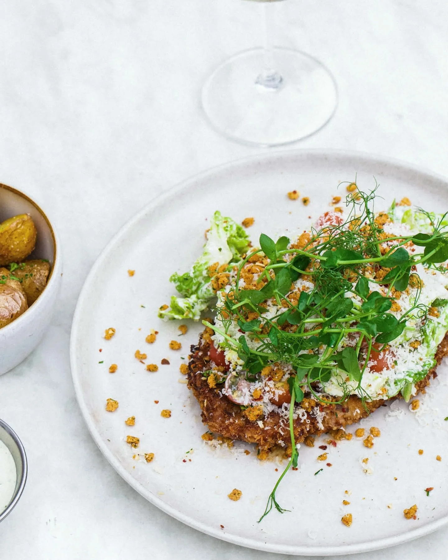 NYHED 

Nyt p&aring; menuen: Schnitzel a la C&aelig;sar 🤍
Spr&oslash;dstegt kalvek&oslash;d toppet med frisk salat vendt i cremet c&aelig;sardressing, parmesan og et strejf af citron 🍋  En klassiker &ndash; med et friskt twist, du ikke vil g&aring;