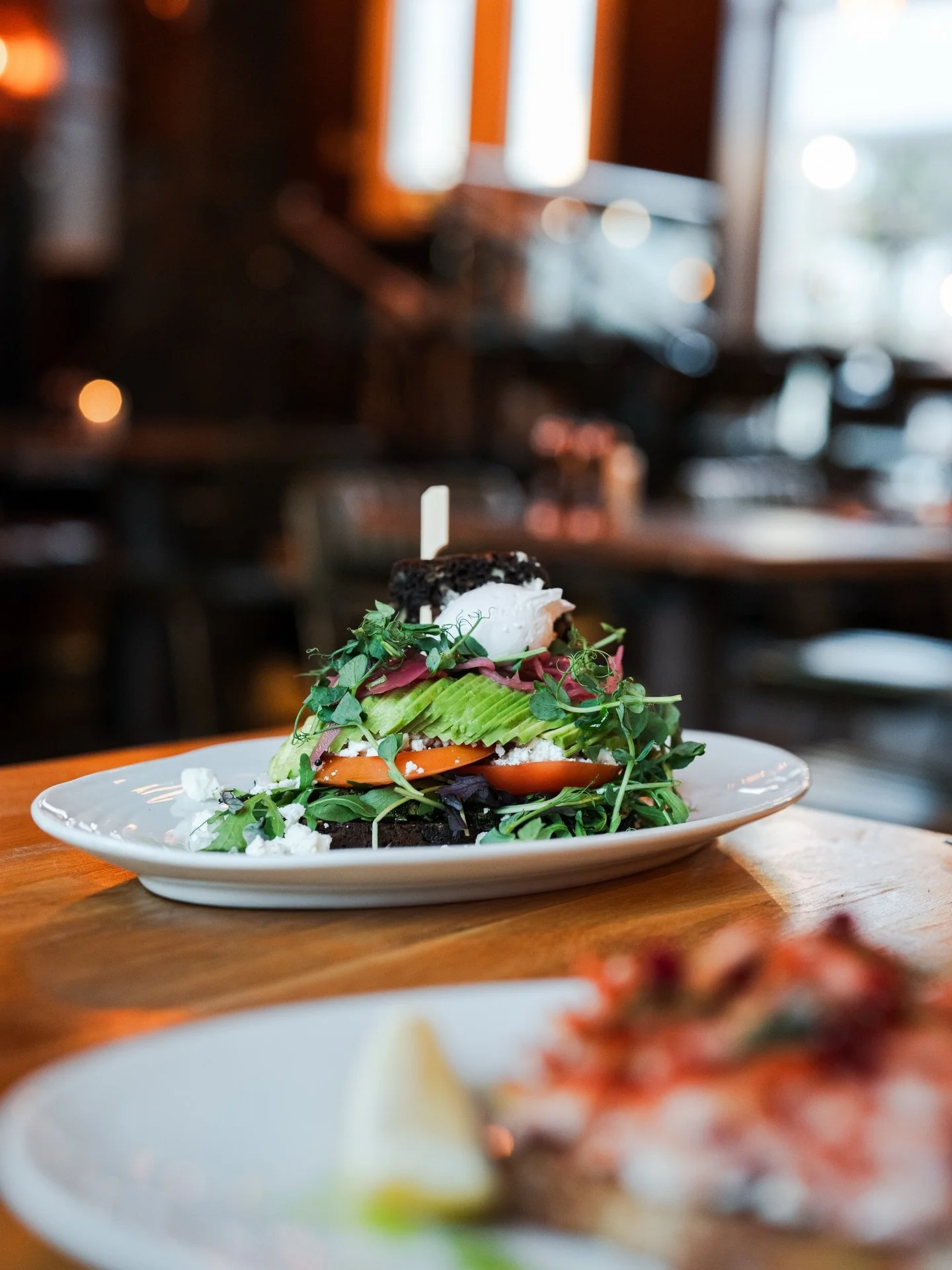 AVOCADO SANDWICH 
Avocado p&aring; ristet rugbr&oslash;d, fl&oslash;deost, pesto,
feta, pocheret &aelig;g, rucola &amp; tomat