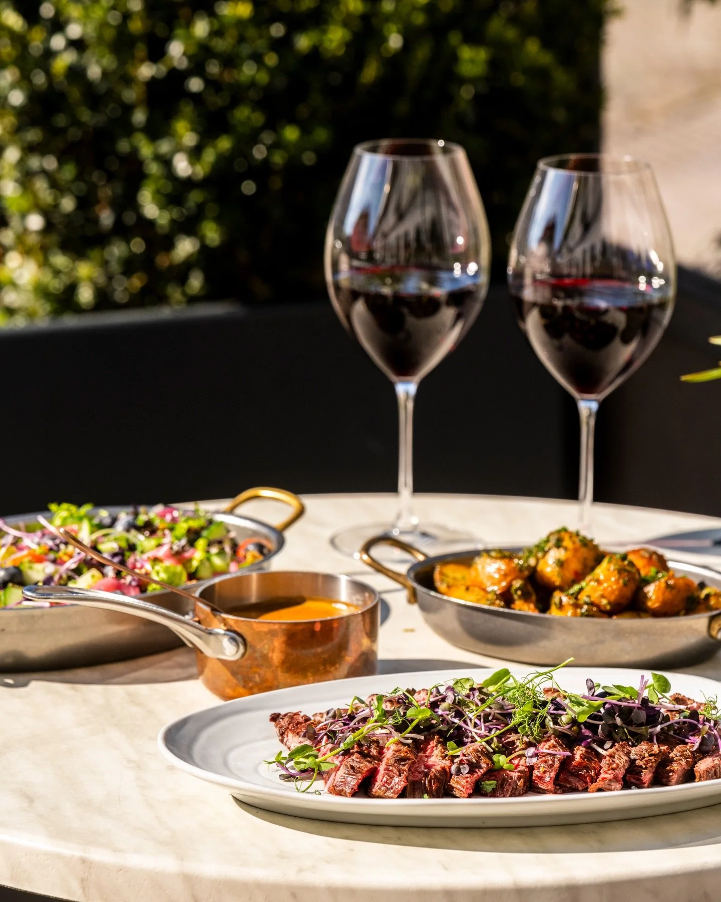 ✨ For&aring;rsmenu hos Nytorv 11 ✨

April &amp; maj byder p&aring; en frisk for&aring;rsmenu med s&aelig;sonens r&aring;varer - perfekt til en hyggelig aften p&aring; Nytorv 🥂

🌿 Sm&oslash;rdampede hvide asparges
Hollandaise, h&aring;ndpillede reje