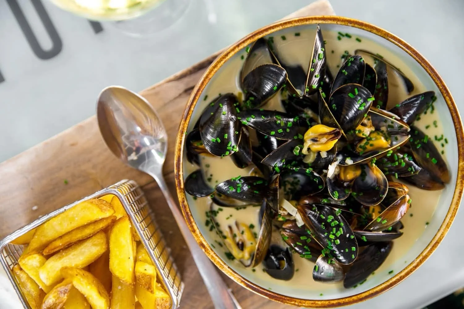 Moules frites er tilbage p&aring; frokostmenuen hos 
Nytorv 11 🥂

Dampede bl&aring;muslinger, muslinge sauce, frisk gr&oslash;nt &amp; spr&oslash;de fritter ved siden af 🐚

En klassiker, der passer perfekt til frokost p&aring; Nytorv. Let, l&aelig;