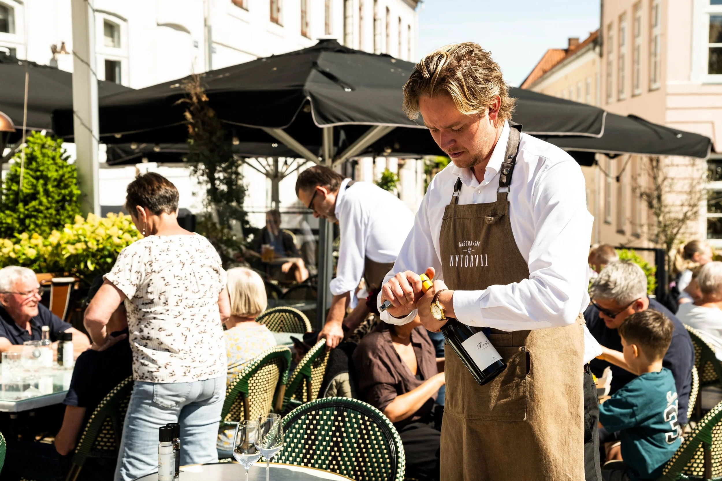 🏎️☀️ Classic Car Race rammer Viborg, og vejret ser helt fantastisk ud ☀️

Torsdag dufter Nytorv af benzin, sommerstemning og kolde drinks, n&aring;r Classic Car Race igen ruller ind i Viborg 🏁

Vi &aring;bner udebaren og g&oslash;r klar til en week