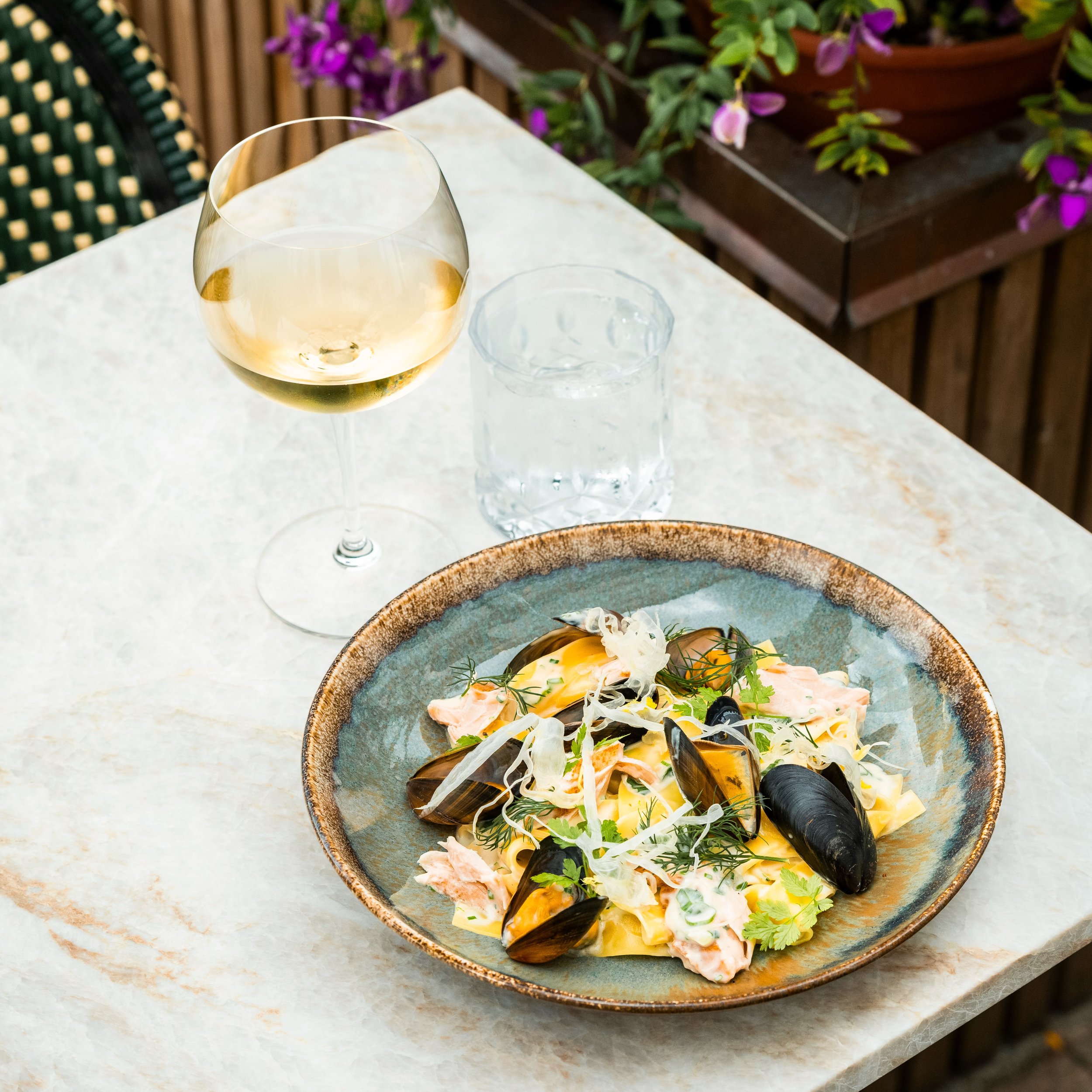 PASTA MARISCOS🐟
Pasta med laks, bl&aring;muslinger, porre, gulerod &amp; muslingesauce