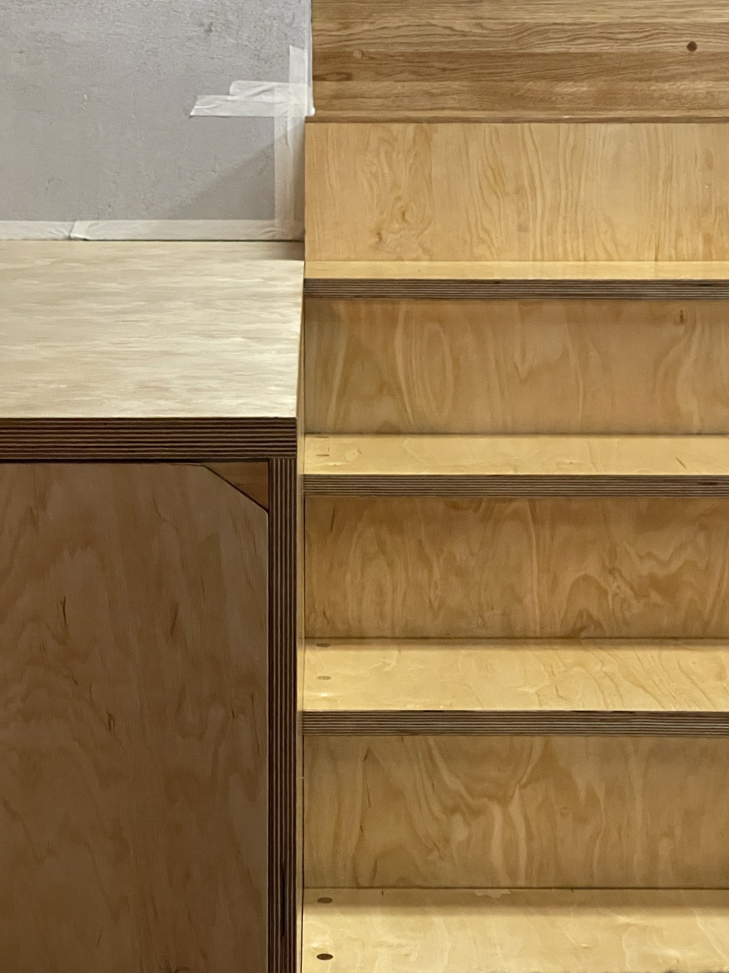 Holzregal und Tapezierarbeiten an der Wand