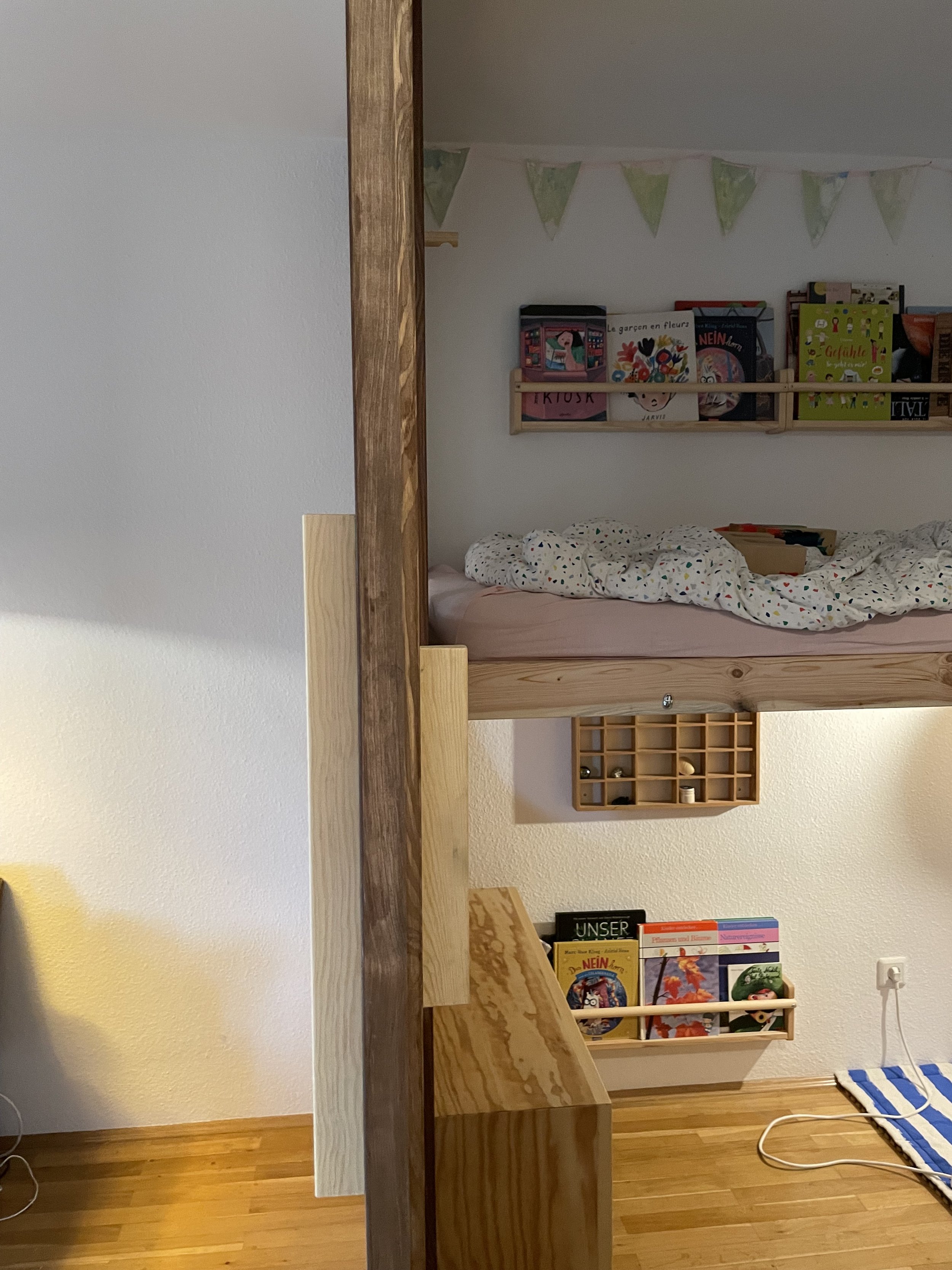 Spielzimmer mit Hochbett, Bücherregale und Dekoration