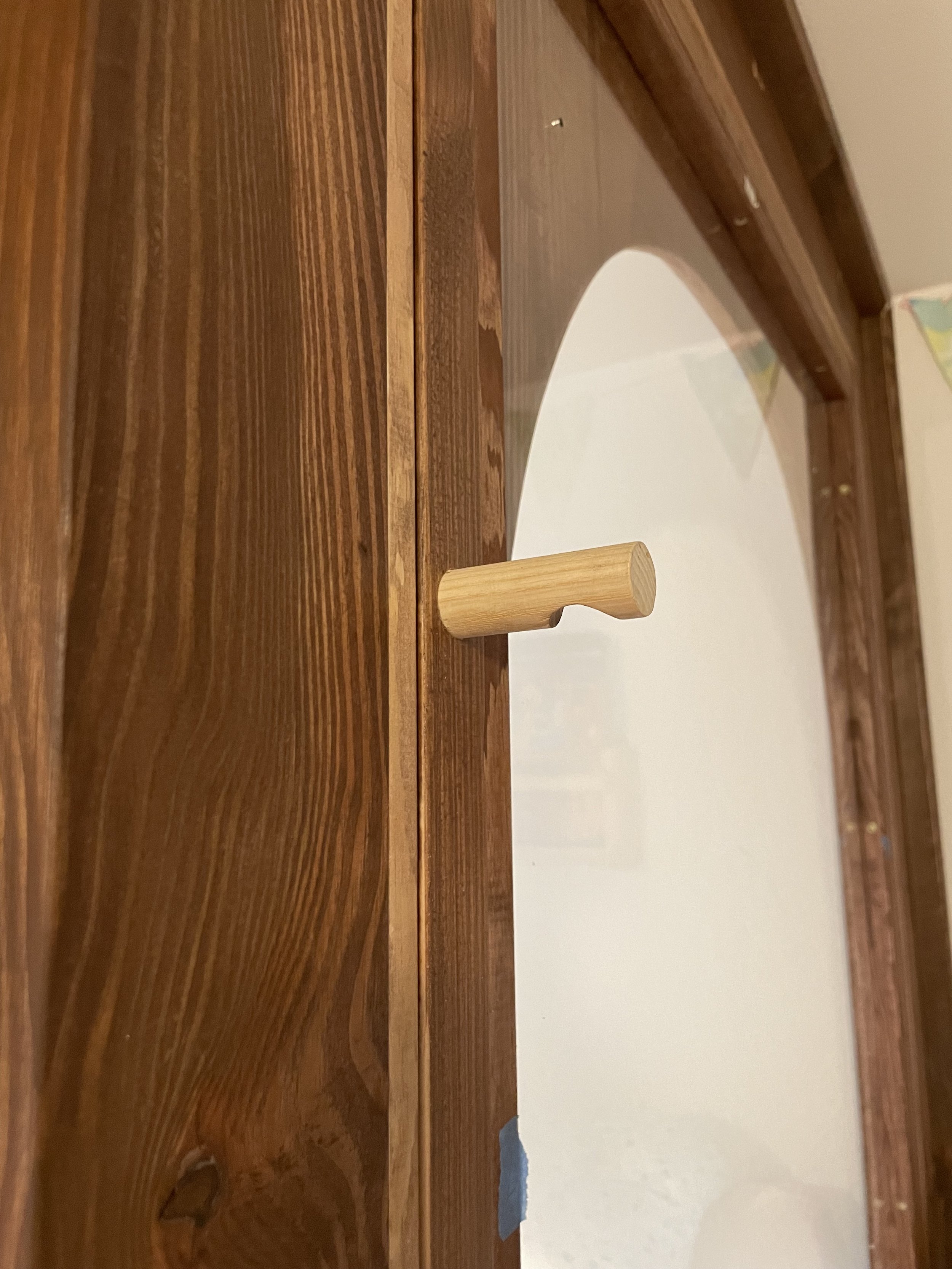 Holztür mit einem Holzknauf.