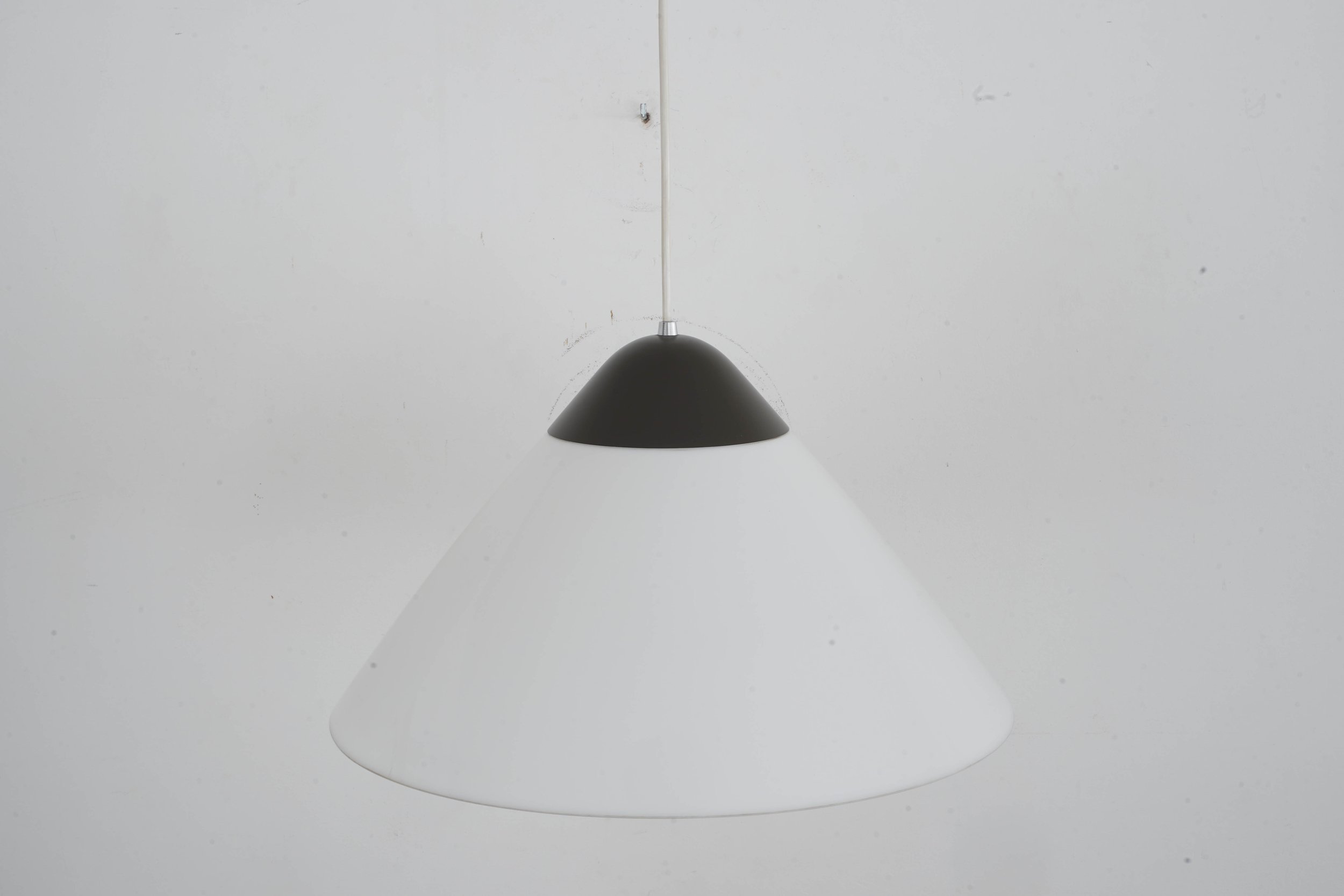 Opala_pendant_light_by_Hans_Wegner2.jpg