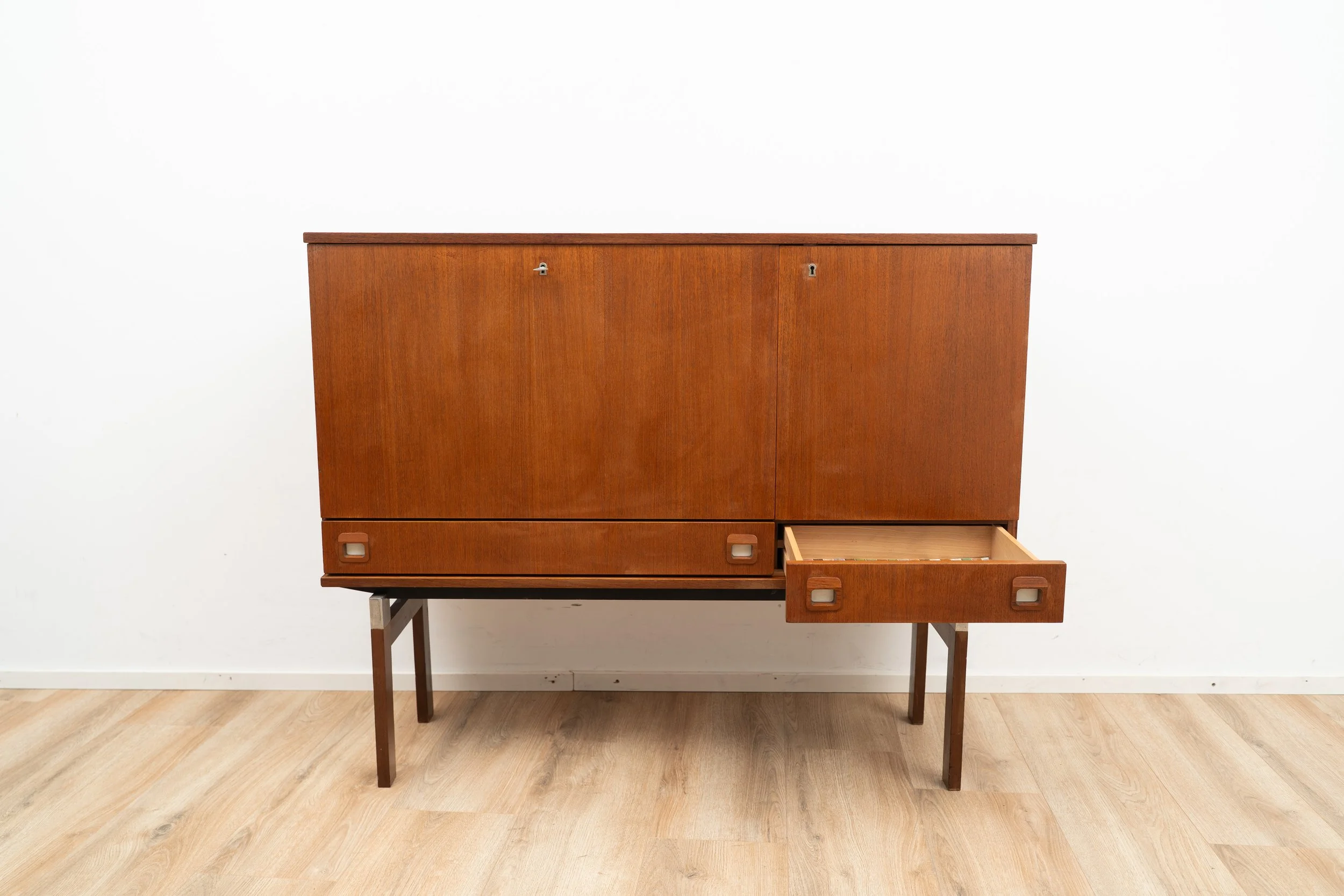 Highboard by Fristho (7 of 17).JPG
