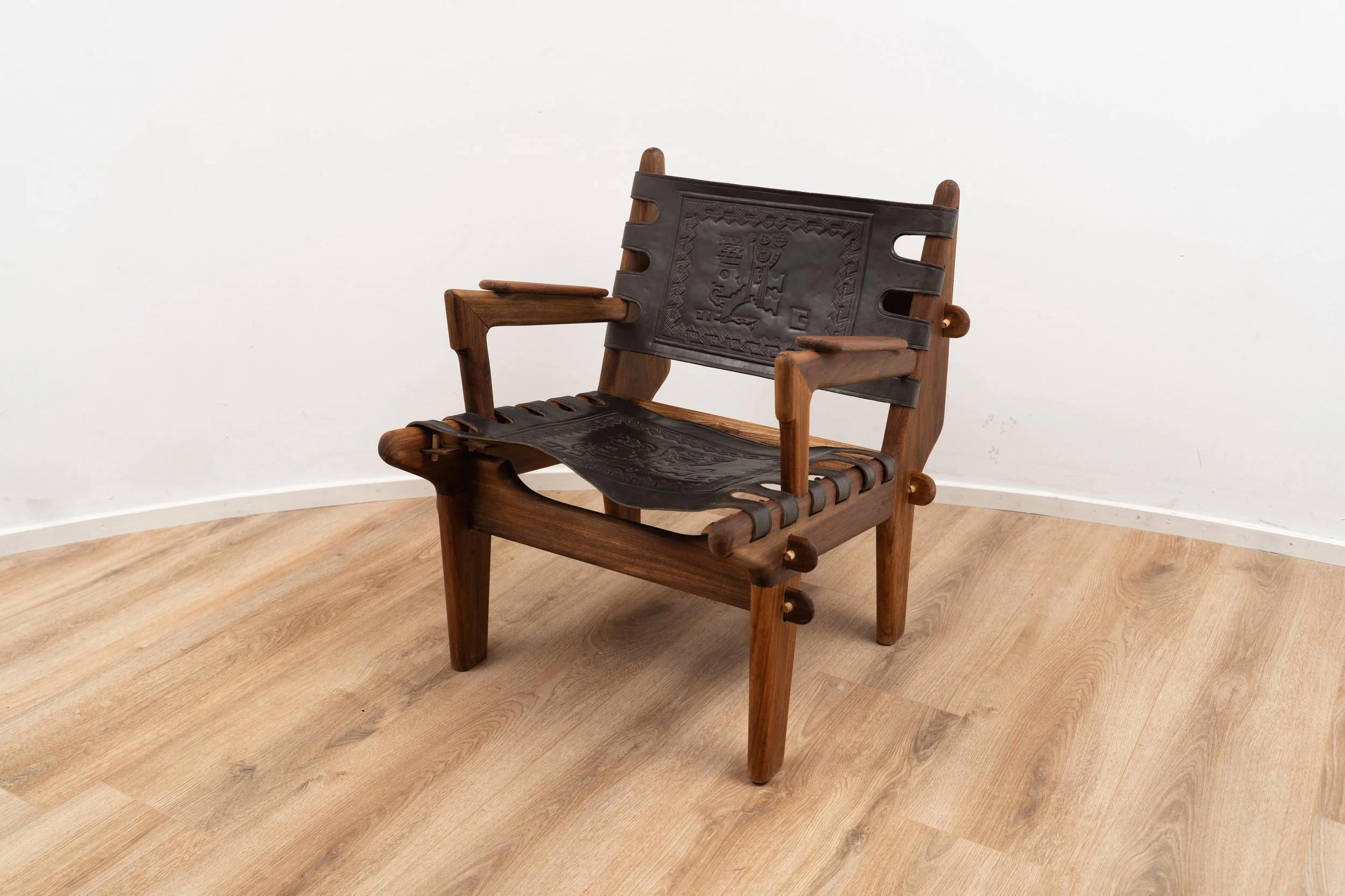 Lounge chair by Angel Pazmino - Dark (3 of 7).JPG