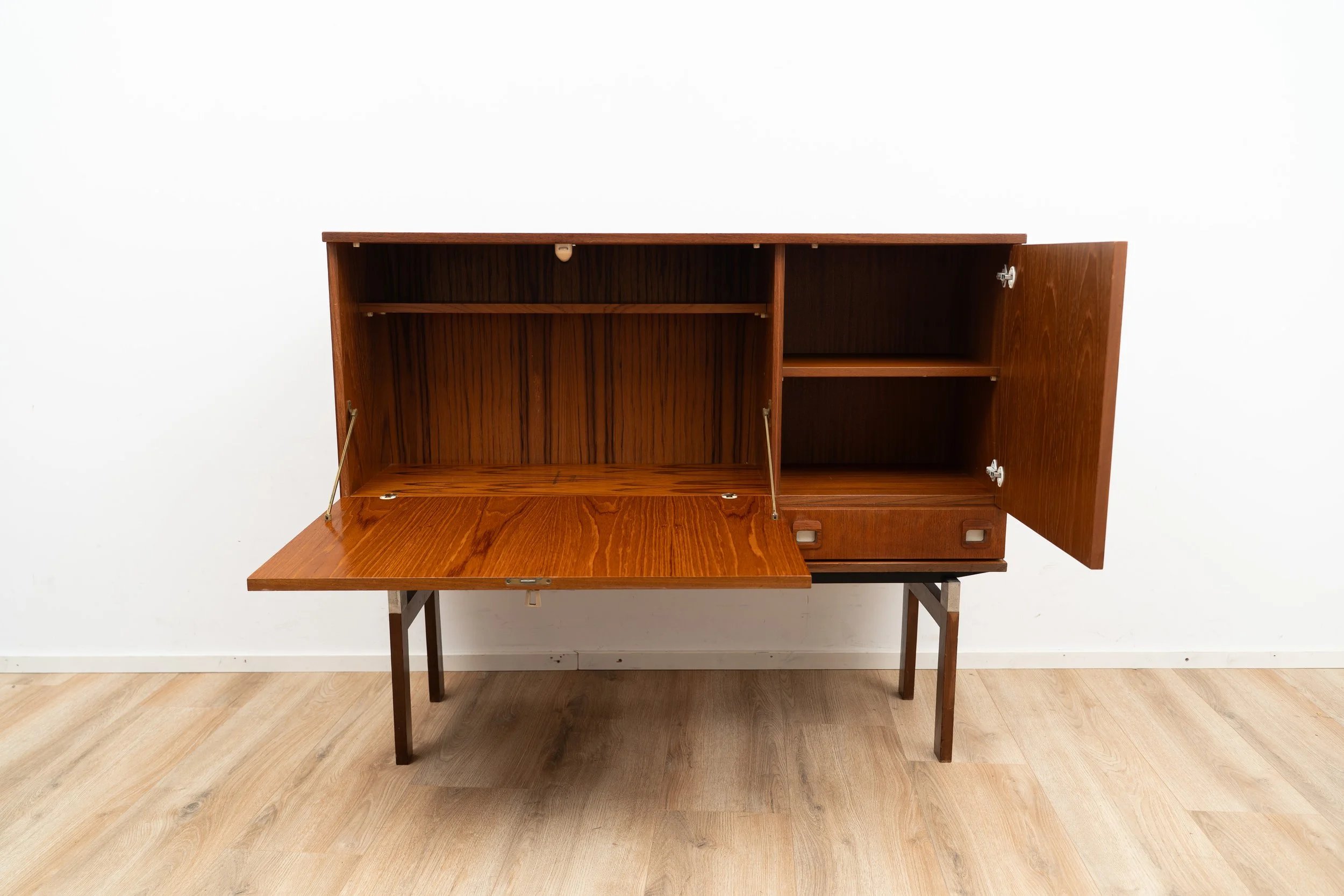 Highboard by Fristho (4 of 17).JPG