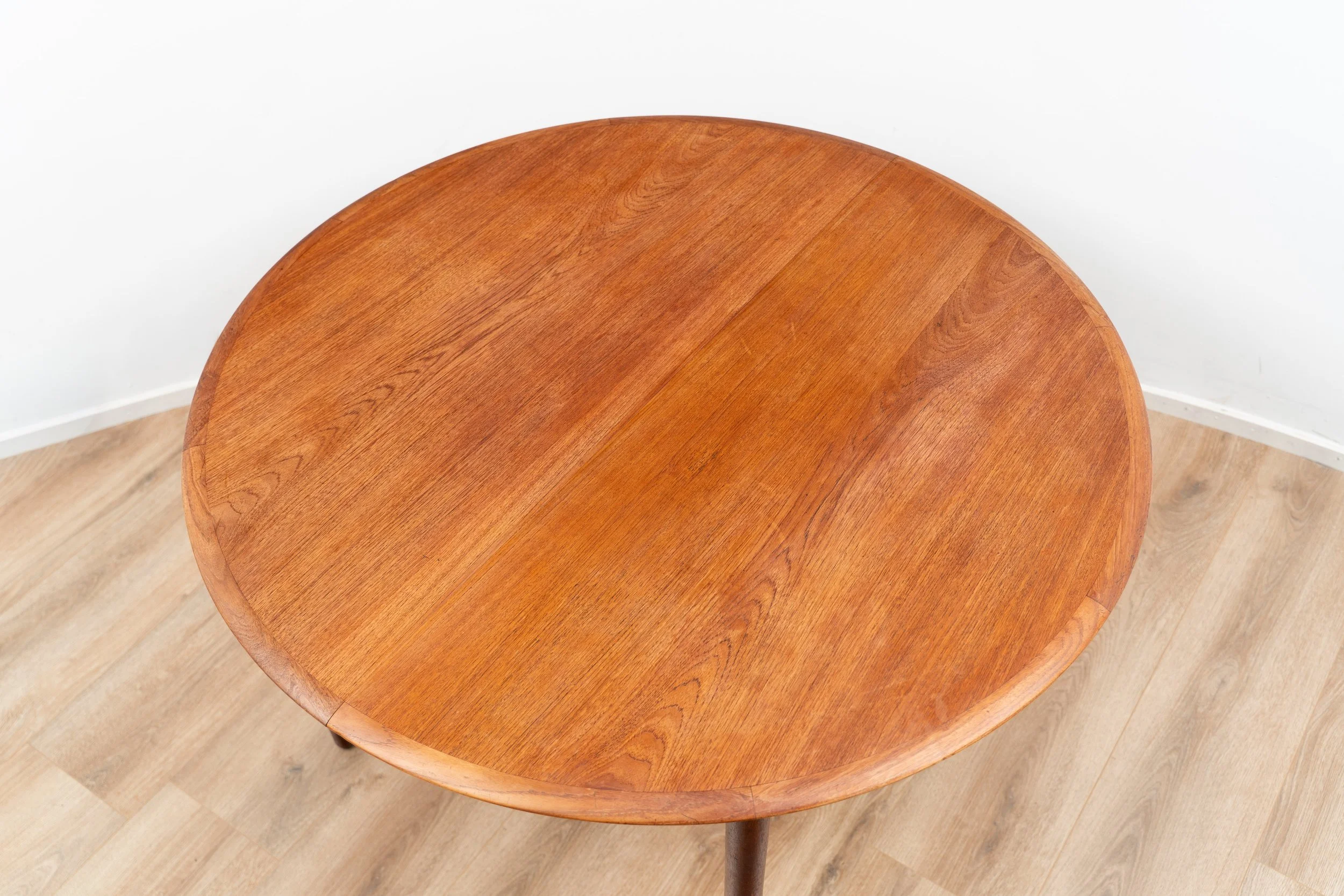 Dining Table & Chairs by Hans Wegner (10 of 15).JPG