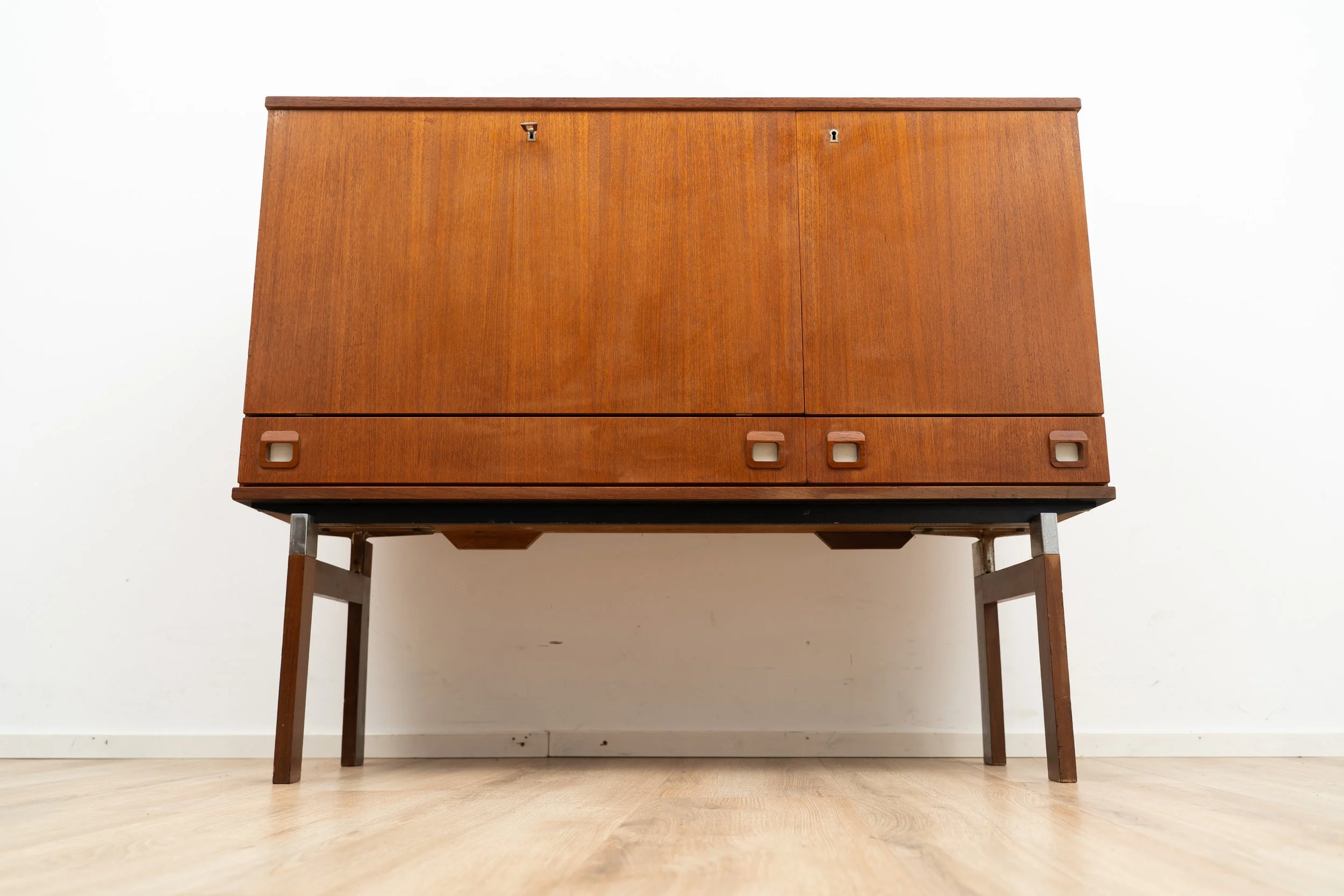 Highboard by Fristho (11 of 17).JPG