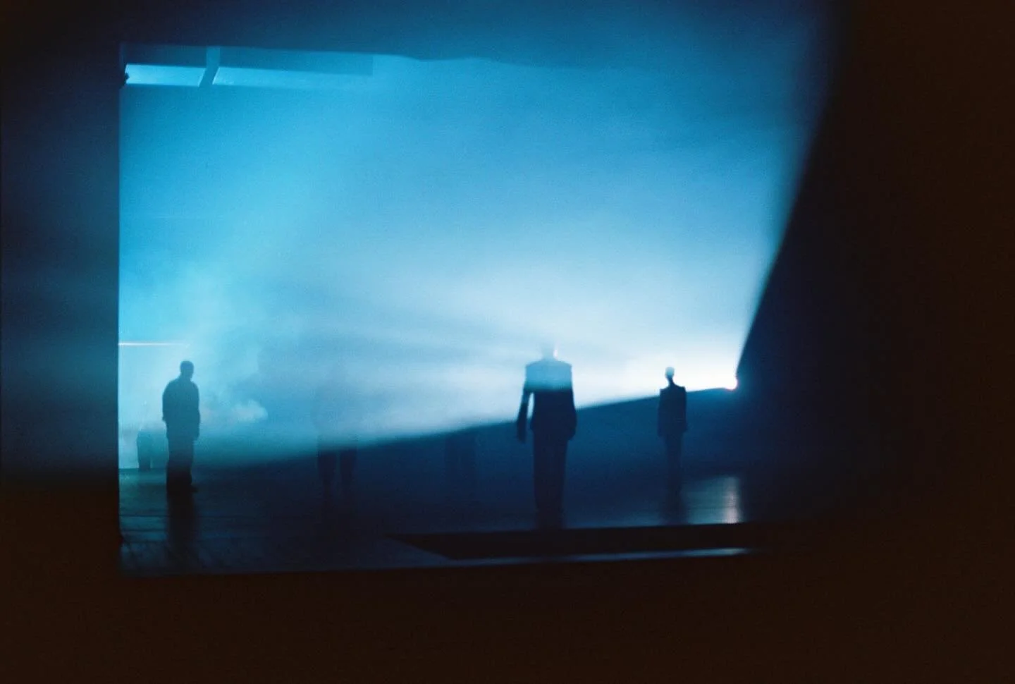 Scena i&scaron; naujojo ir kartu atsisveikinimo spektaklio Arrivederci, režisuoto nuostabaus režisieriaus @aleksandr.spilevoj. Teatras mums visada buvo &scaron;iek tiek mistinė erdvė, kurioje susiplaka pasaulio istorijos, likimai ir i&scaron;gyvenima