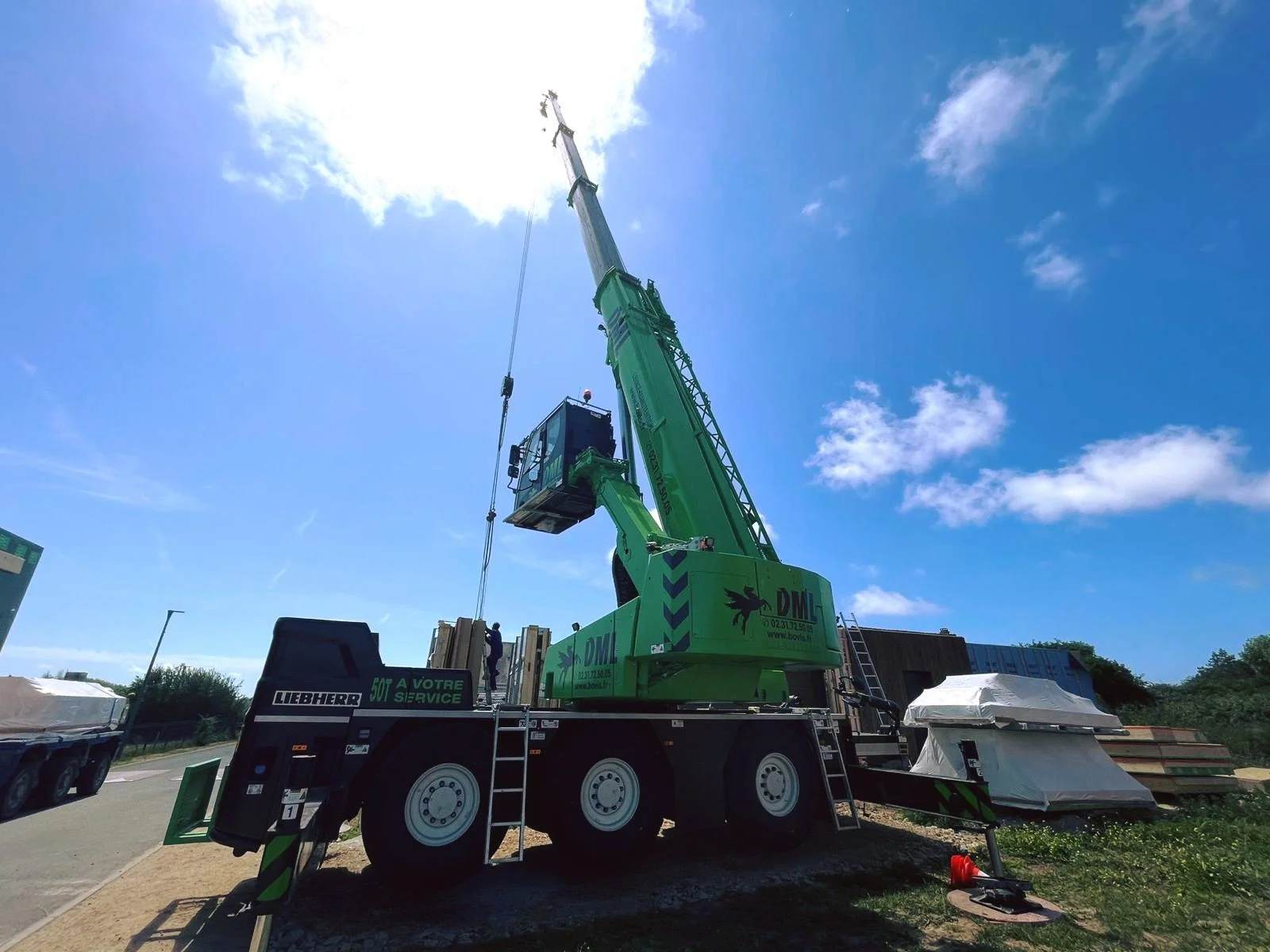 Projet n&deg; 169 - &agrave; Les Moitiers D'Allonne
Premier jour de montage, sous le soleil ☀️, pour cette grande maison !

Les volumes rectangulaires de la maison sont assez simples, mais les fa&ccedil;ades bard&eacute;es pr&eacute;sentent des jeux 