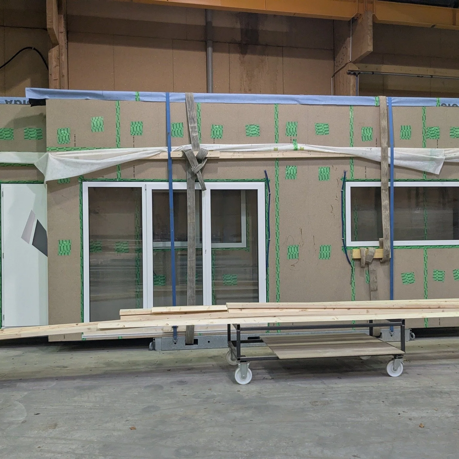 ⚡️ 1 jour de montage = 1 nouvelle maison APIS BOIS debout ! ⚡️

Hier nous avons mont&eacute; une nouvelle maison bois passive &agrave; Esquay-sur-Seulles.
 
Depuis notre atelier, nous avons pr&eacute;fabriqu&eacute; chacun de ses &eacute;l&eacute;men