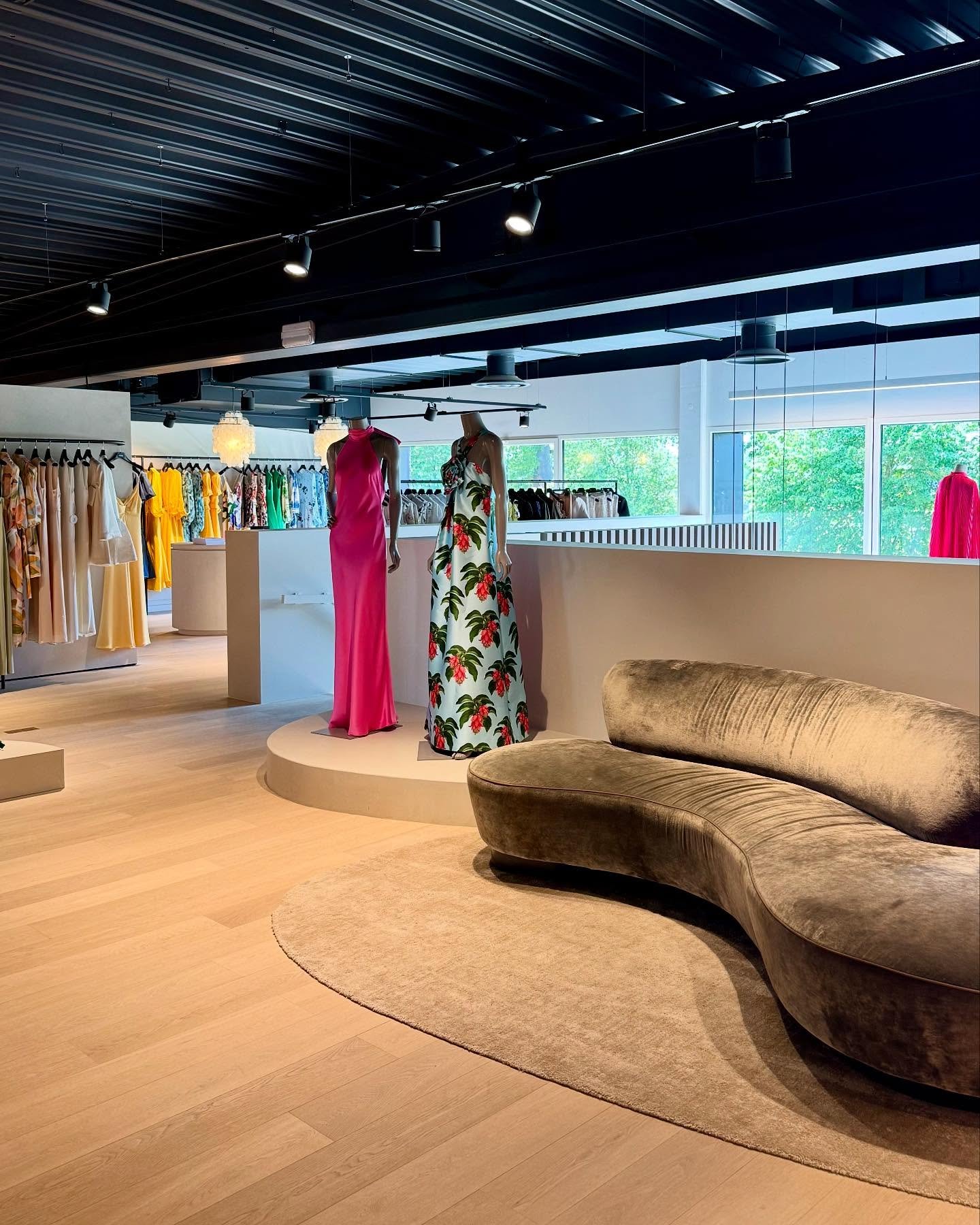 A space filled with outfits to match your next special occasion 🍸🪩 From weddings to garden parties, Gr&eacute;cie&rsquo;s got the perfect look. Come find yours! 

#multibrandboutique #exclusivebrands #specialoccasions #weddingguestoutfits #eventwea
