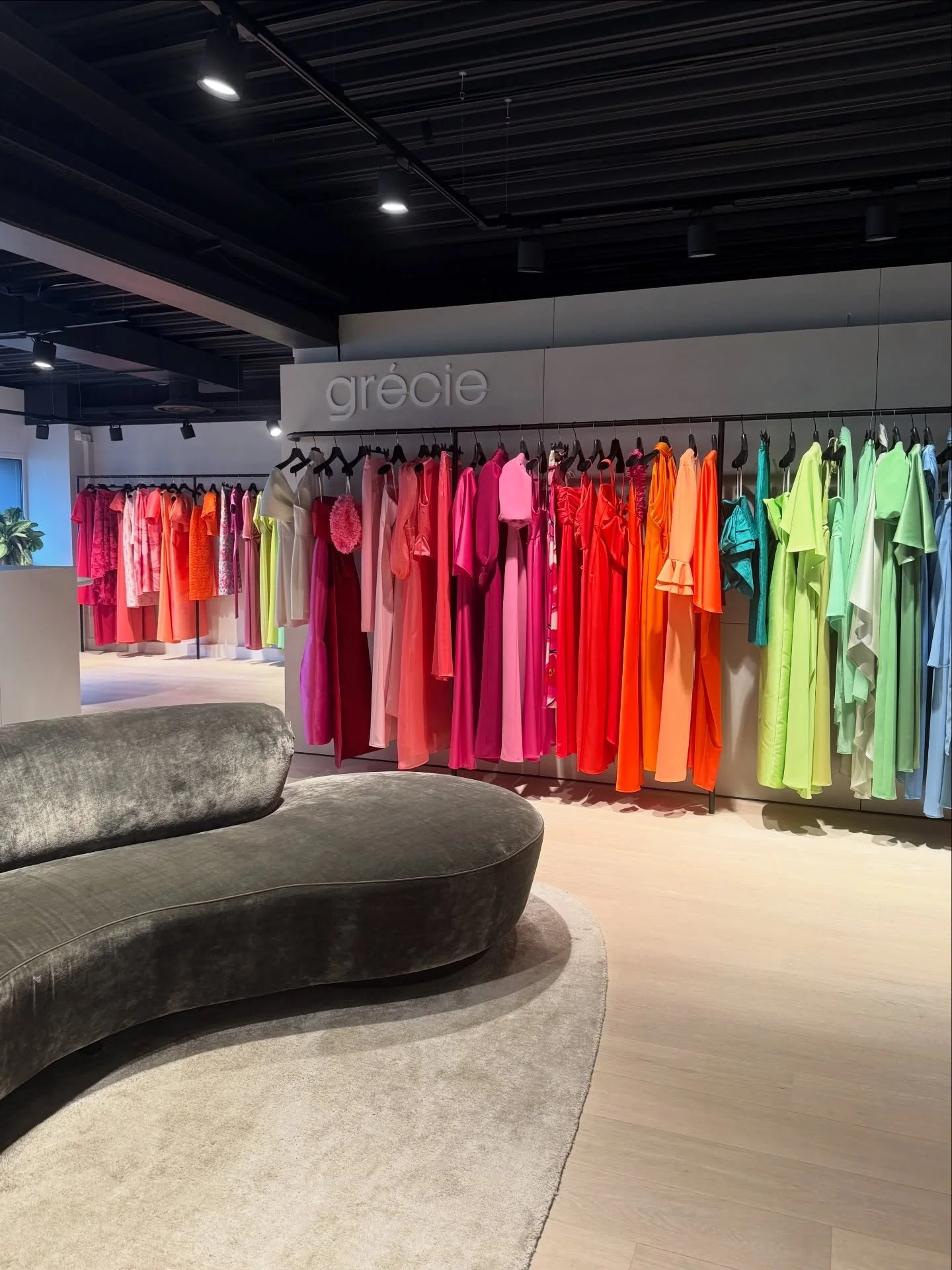 Tijd om te plannen! 🪩 Ook al lijken de zomer-trouws nog ver weg, een maatwerk-outfit vraagt tijd &mdash; van keuze tot pasbeurten en perfecte afwerking. Reserveer vandaag nog je suite-afspraak via de link in bio of stuur ons een DM! 💌

#bridesmaids