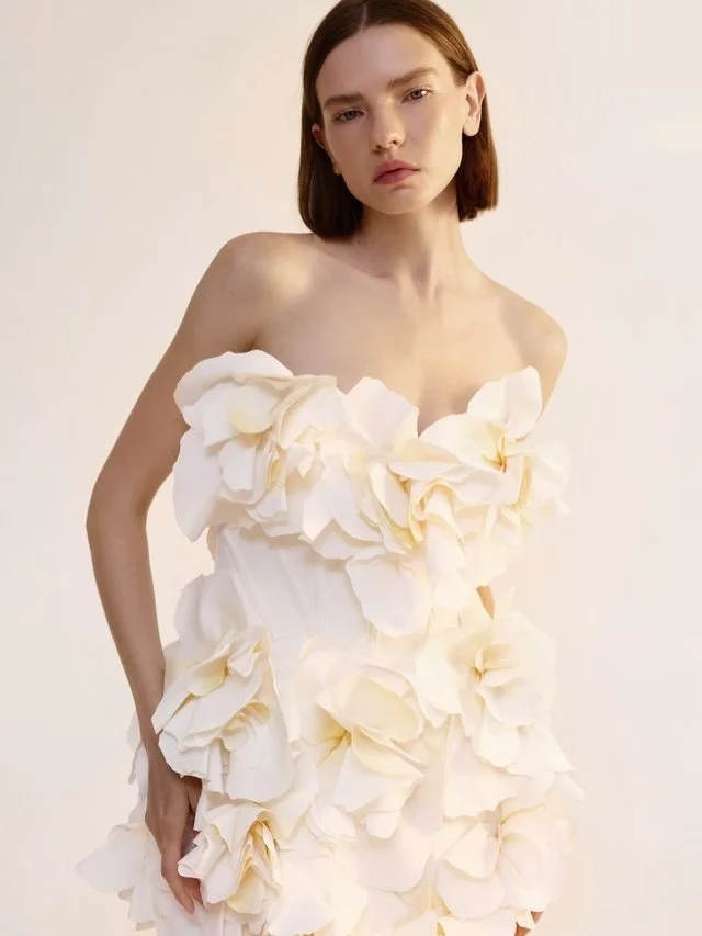 for your city hall &ldquo;yes&rdquo; or your dancefloor moment ✨🤍

#seconddress #civilwedding #bridal #3dflower