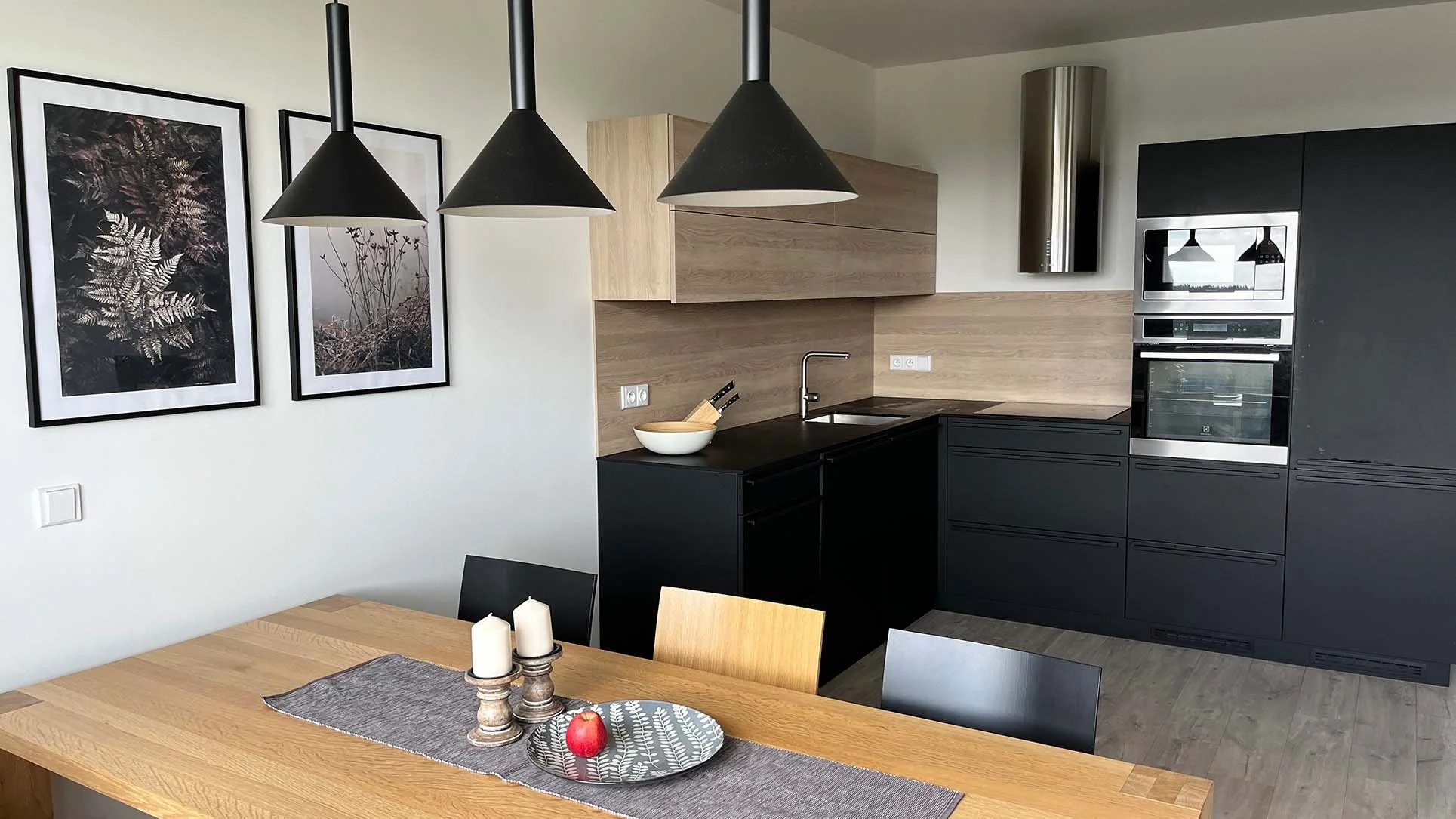 Ukázka realizace horského apartmánu, pro jehož charakter je určující kombinace dekoru přírodního dřeva a černé barvy a jednoduchých moderních linií nábytku.