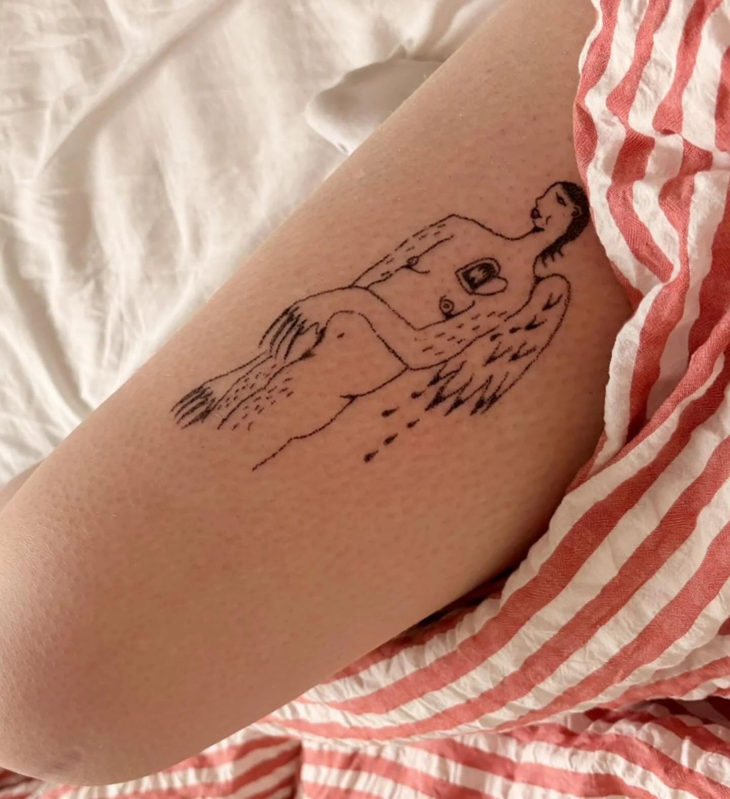 Good example of how stick and poke tats darkens over time 🤍🖤

This is the same tattoo after a week and right after it was done, just takes its moment to settle into the skin 🥰 

Anyways obsessed with this one 💞