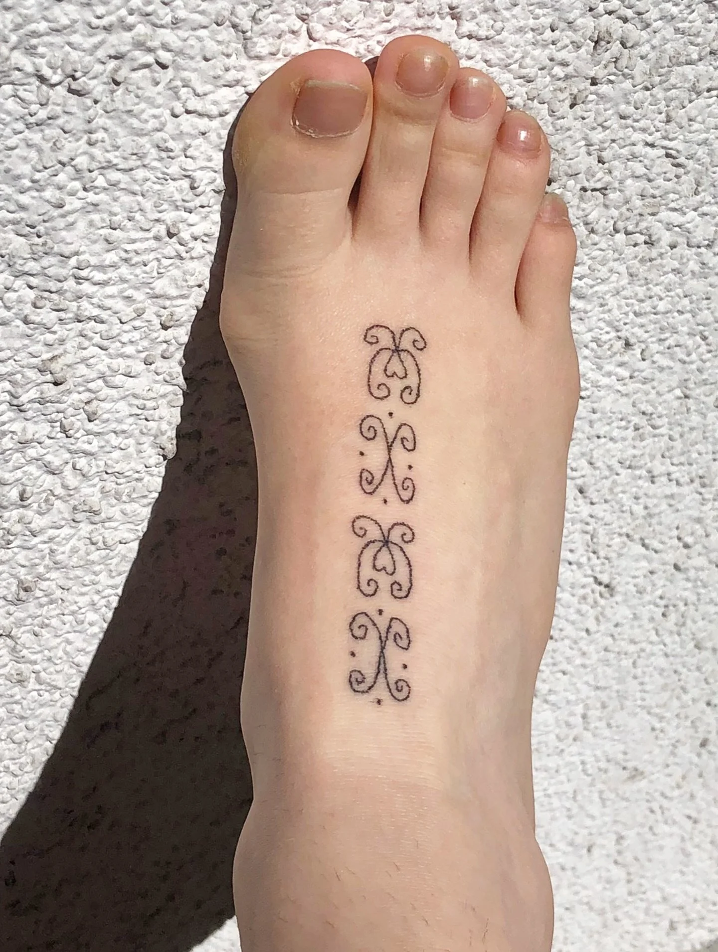 Swirly ornamental foot tattoo for the queen teresa 👸🏼➿🤍