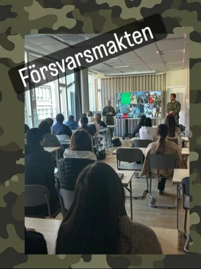 Idag fick vi besök av Försvarsmakten. De presenterade myndighetens syfte, funktion och svarade på frågor från nyfikna elever. Tack för besöket! #forsvarsmakten #vårdochomsorgsprogrammet #barnochfritidsprogr
