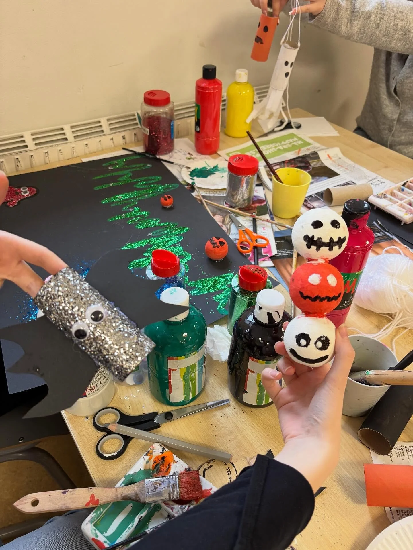 Idag har BF25 gjort Halloween pynt som nu kan ses lite varstans på skolan. 🎃👻💀 #BF25 #halloween#barnochfritidsprogrammet #victumgymnasium