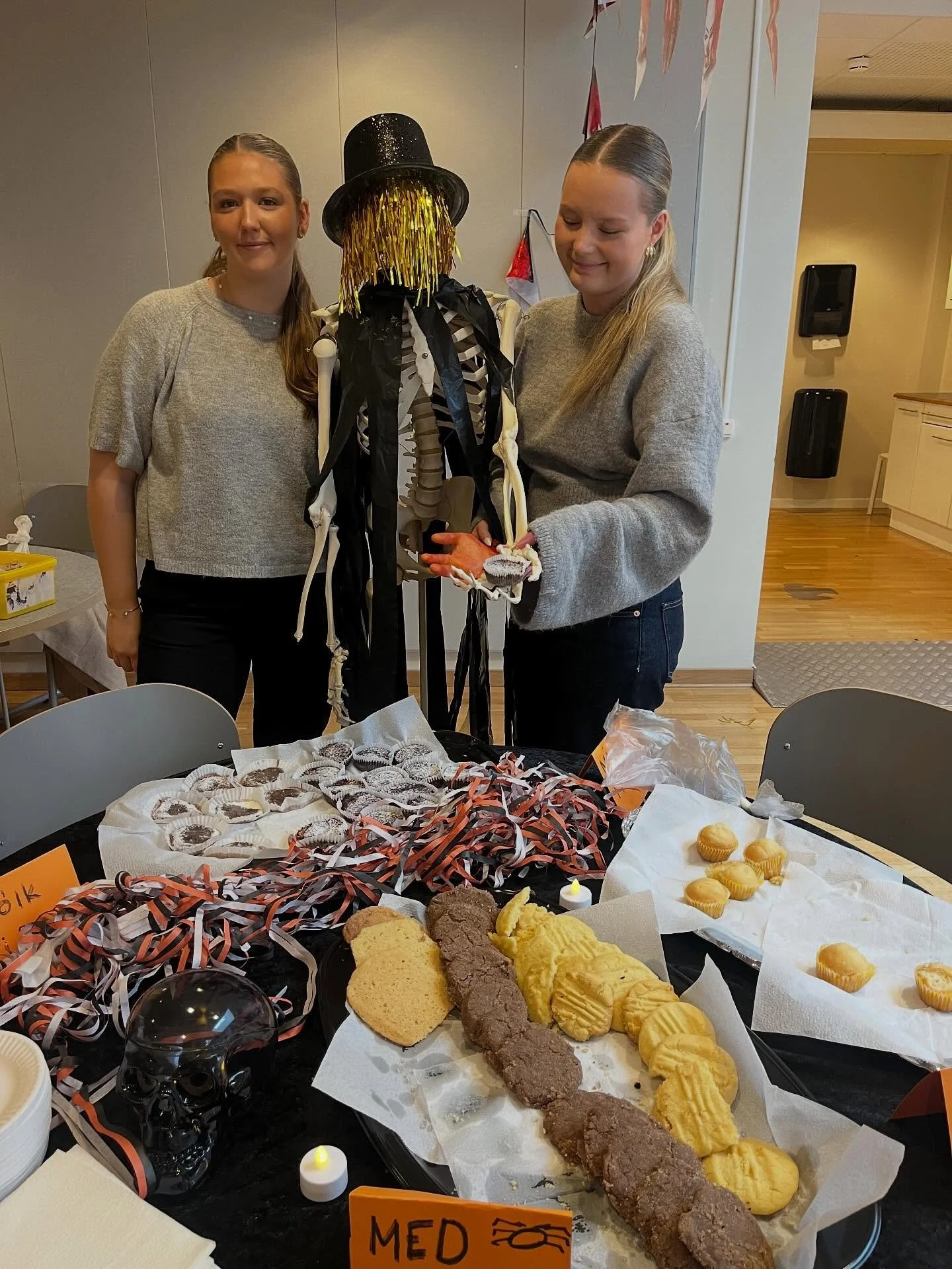 Nu tar vi h&ouml;stlov och vilken dag vi har haft! Tack elevr&aring;det, vad fint ni har gjort det. 🎃👻Och stort grattis till vinnaren Diana f&ouml;r b&auml;st utkl&auml;dnad.🍿🎥 #victumgymnasium #barnochfritidsprogrammet #victumgymnasium #introduk