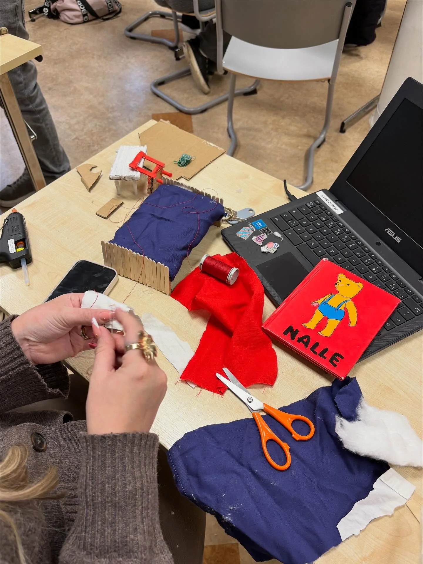 Br&aring;da pysseldagar p&aring; skolan denna veckan. BF25 tillverkar sagop&aring;sar utifr&aring;n en sagobok de valt. Dessa sagop&aring;sar ska sedan med ut och ber&auml;ttas f&ouml;r barnen n&auml;r de ska p&aring; APL efter jul.