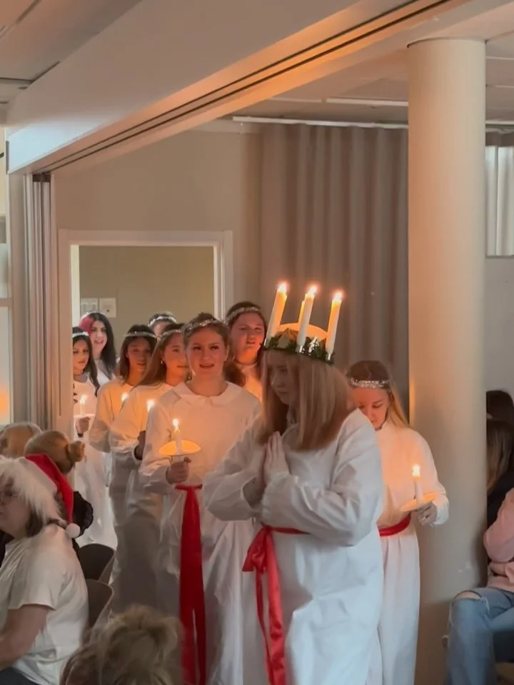 Idag har vi haft luciafirande med fika och en j&auml;tteduktig k&ouml;r som sj&ouml;ng f&ouml;r alla klasser! 

#Victumgymnasium #Lucia #barnochfritidsprogrammet #v&aring;rdochomsorgsprogrammet